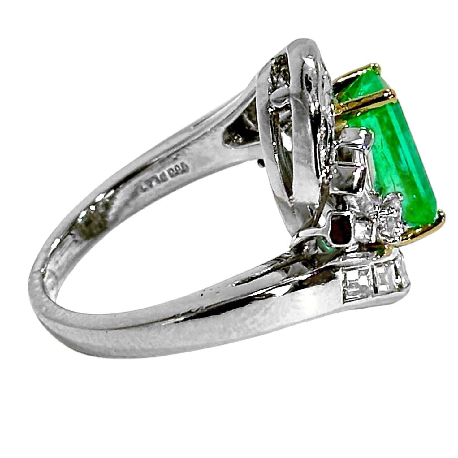 Mid-20th Century Elegance and Style in Platinum, Emerald and Diamonds In Good Condition For Sale In Palm Beach, FL