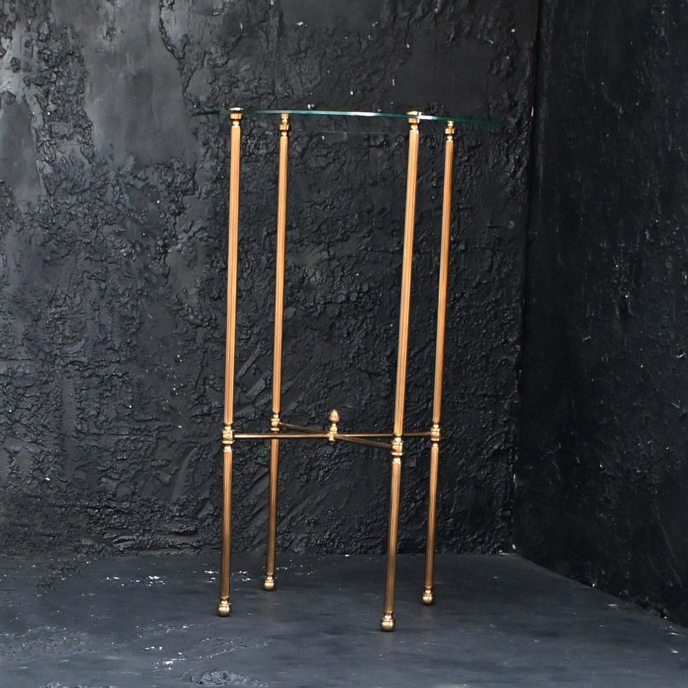 Mid-20th Century elegant brass table
Dated from the mid-20th Century, this tall and elegant example of a display table would fit in well in any stylish interior setting. Made from reeded brass tube support frame with acorn finial central section. A