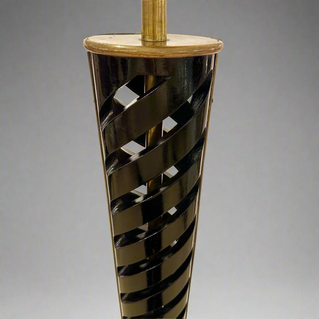 Elegante Lámpara de Pie Elíptica en Espiral de Madera y Latón de Mediados del Siglo XX. Italia Italiano en venta