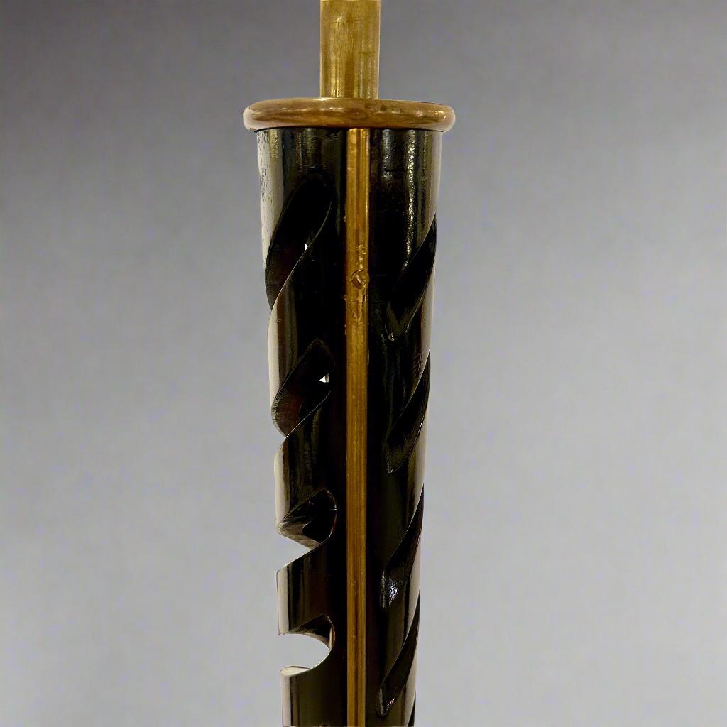 Elegante Lámpara de Pie Elíptica en Espiral de Madera y Latón de Mediados del Siglo XX. Italia en Bueno estado para la venta en New York, NY