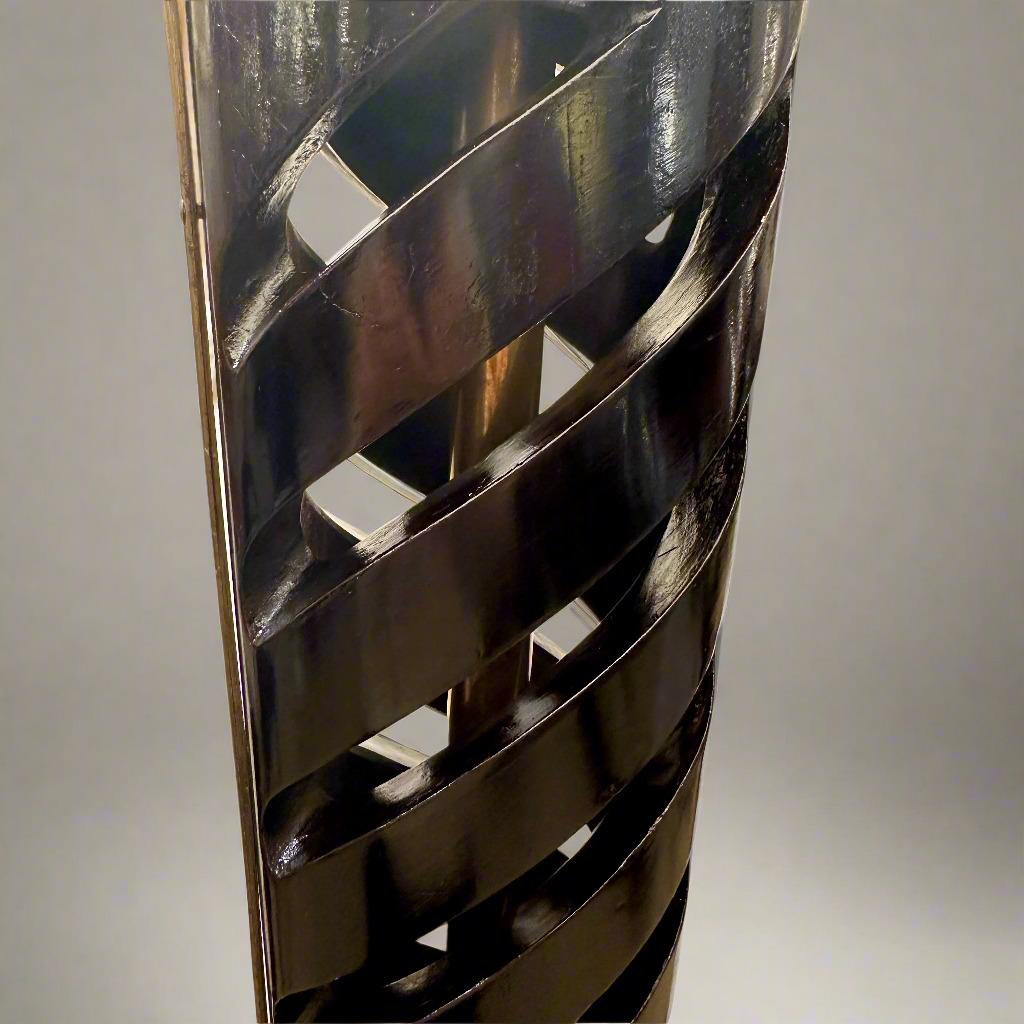 Elegante Lámpara de Pie Elíptica en Espiral de Madera y Latón de Mediados del Siglo XX. Italia siglo XX en venta