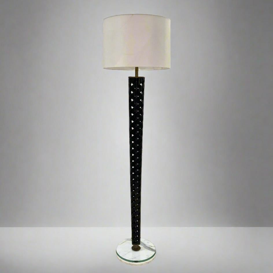 Elegante Lámpara de Pie Elíptica en Espiral de Madera y Latón de Mediados del Siglo XX. Italia en venta 1