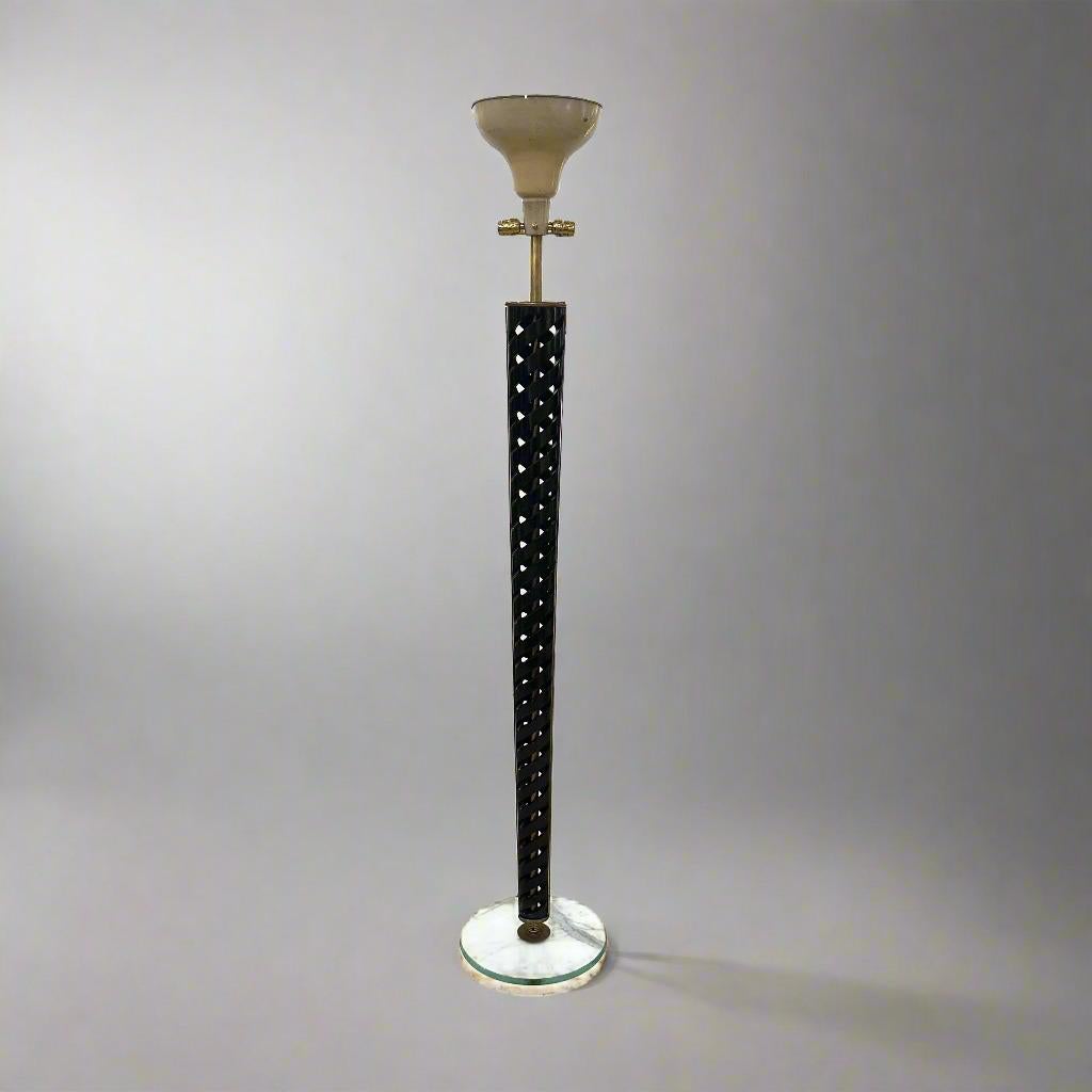 Elegante Lámpara de Pie Elíptica en Espiral de Madera y Latón de Mediados del Siglo XX. Italia en venta 2
