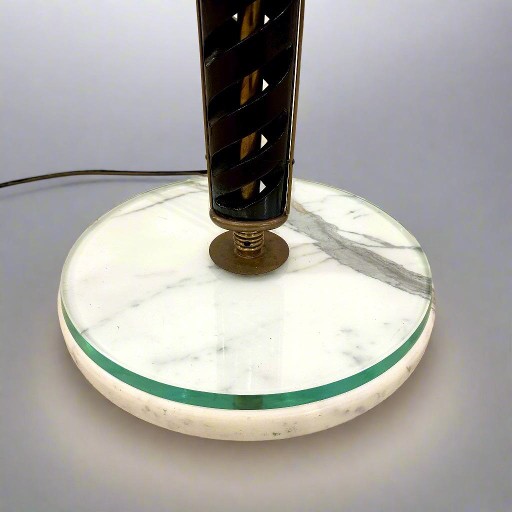 Elegante Lámpara de Pie Elíptica en Espiral de Madera y Latón de Mediados del Siglo XX. Italia en venta 3