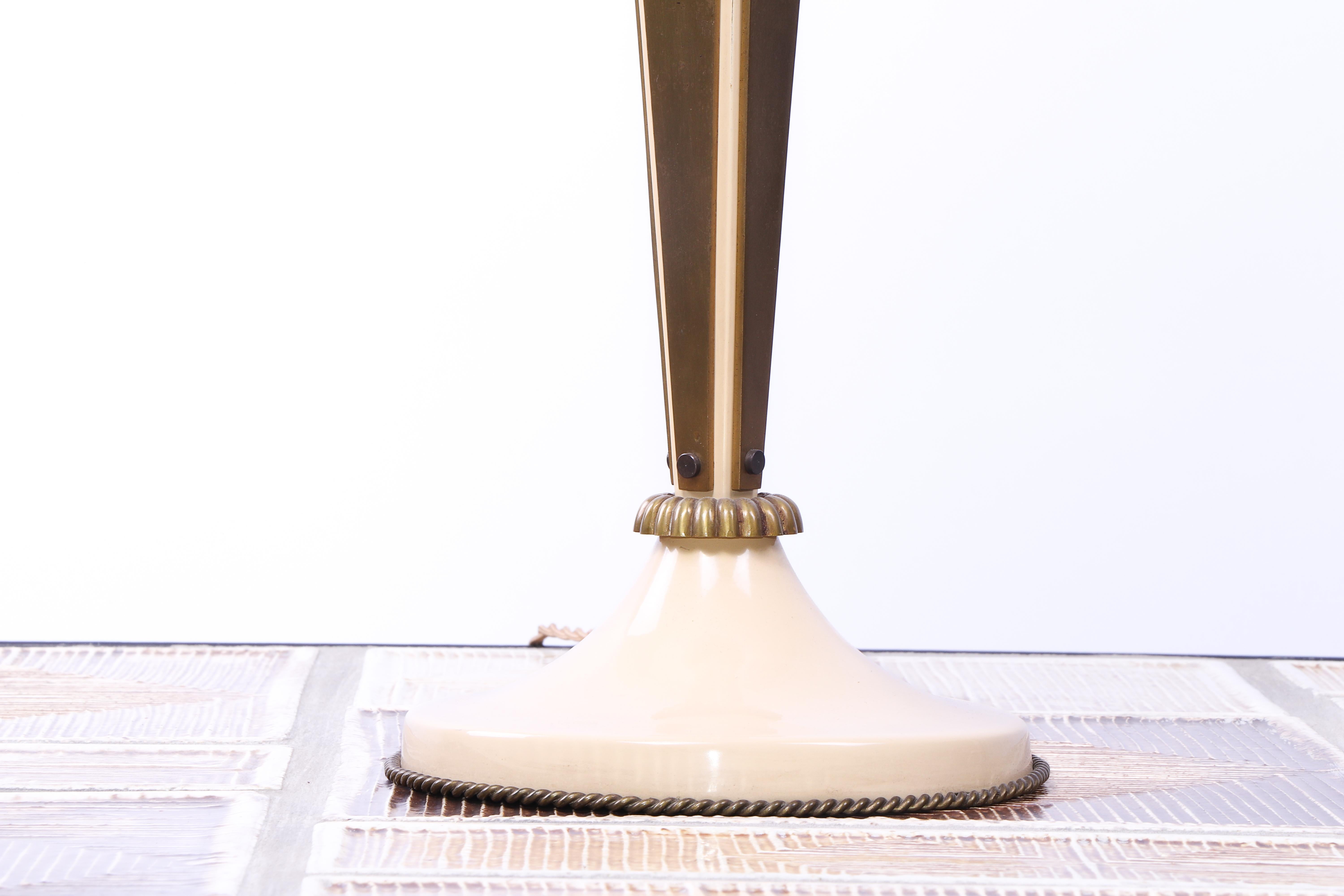 Mid-Century Modern Mid 20th Century Elegant Table Lamp For Sale