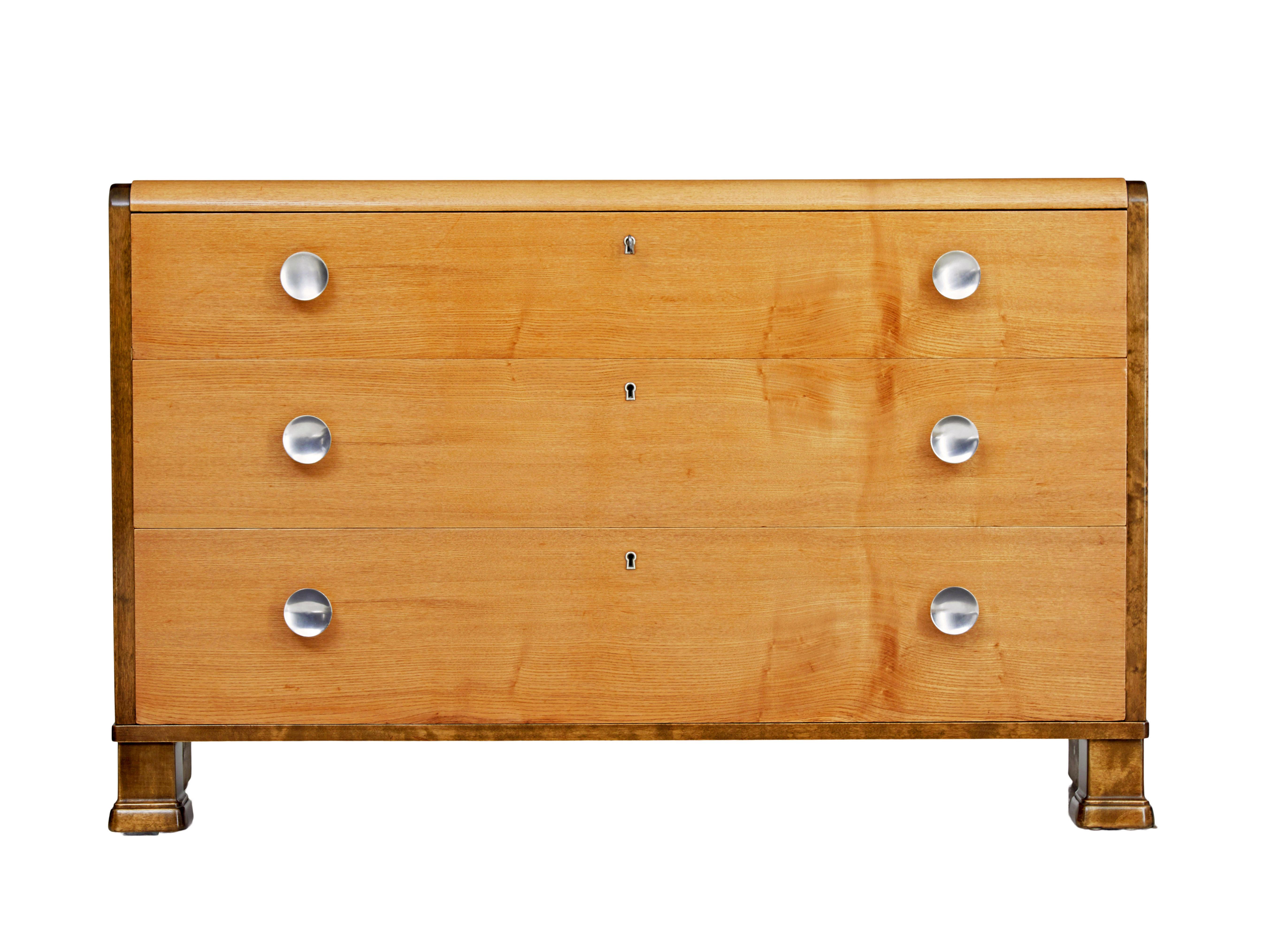 Cassettiera scandinava in olmo e betulla della metà del XX secolo, circa 1960.

Cassettiera di alta qualità.  Dotato di 3 cassetti graduati impiallacciati in olmo che ricoprono anche il piano.  Fianchi in betulla tinta scura che scendono fino ai