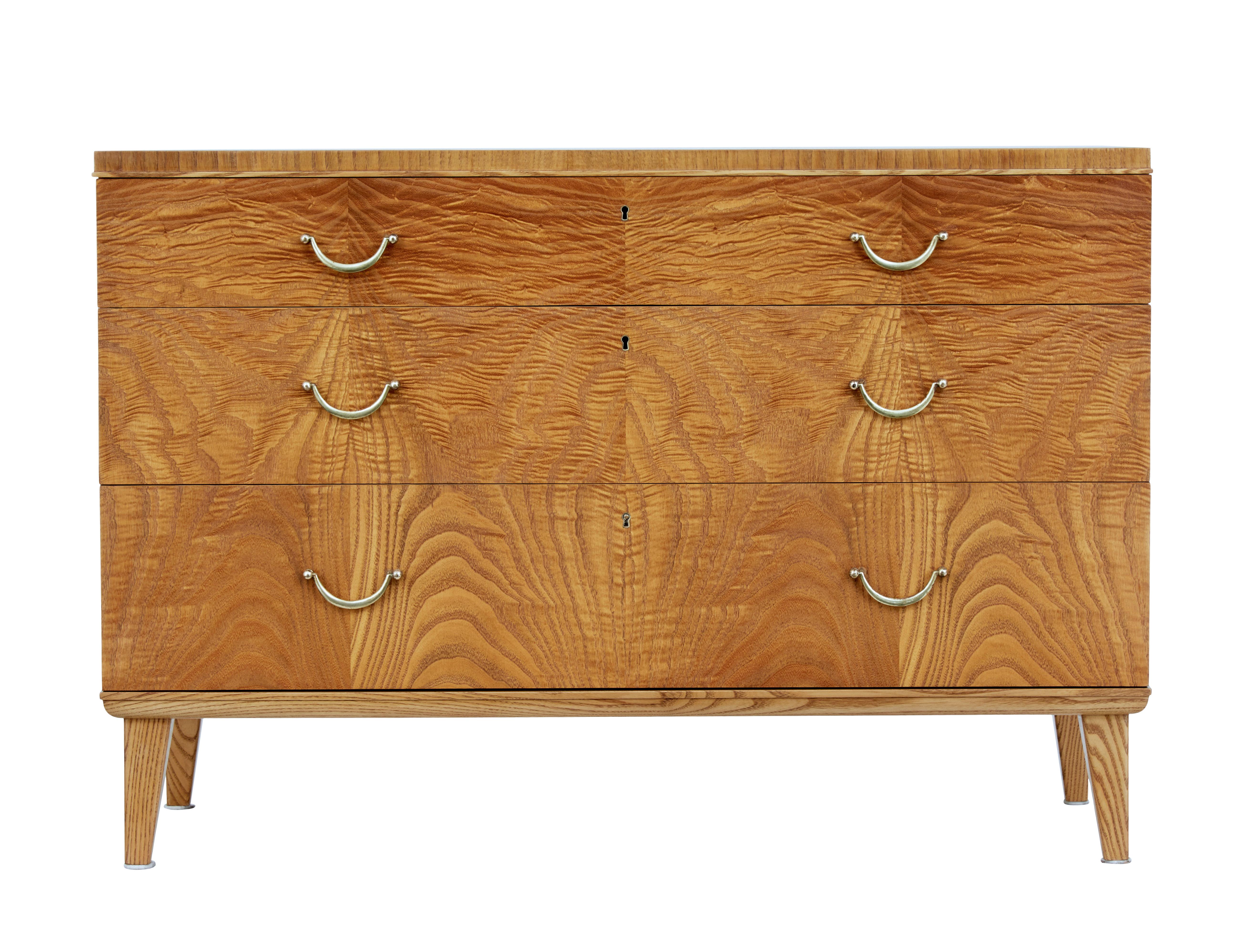 Mid-20th century elm chest of drawers by smf Bodafors circa 1940.

Stunning chest of drawers produced by Swedish company Bodafors.

3 graduating drawers veneered in striking matched elm veneers which flow down through the drawers, each fitted