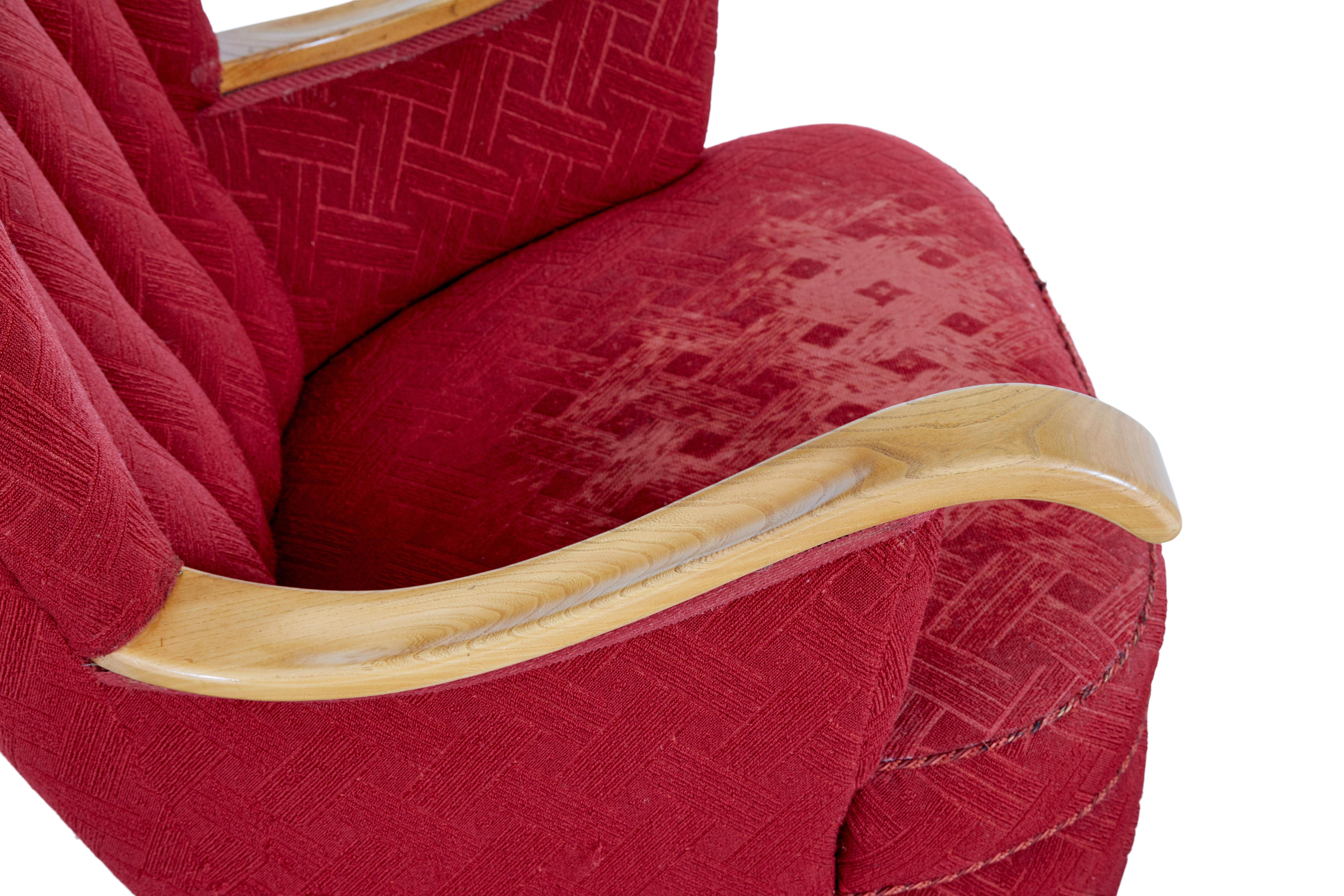 Ulmenholzsessel mit Muschelrücken aus der Mitte des 20. (Stoff) im Angebot