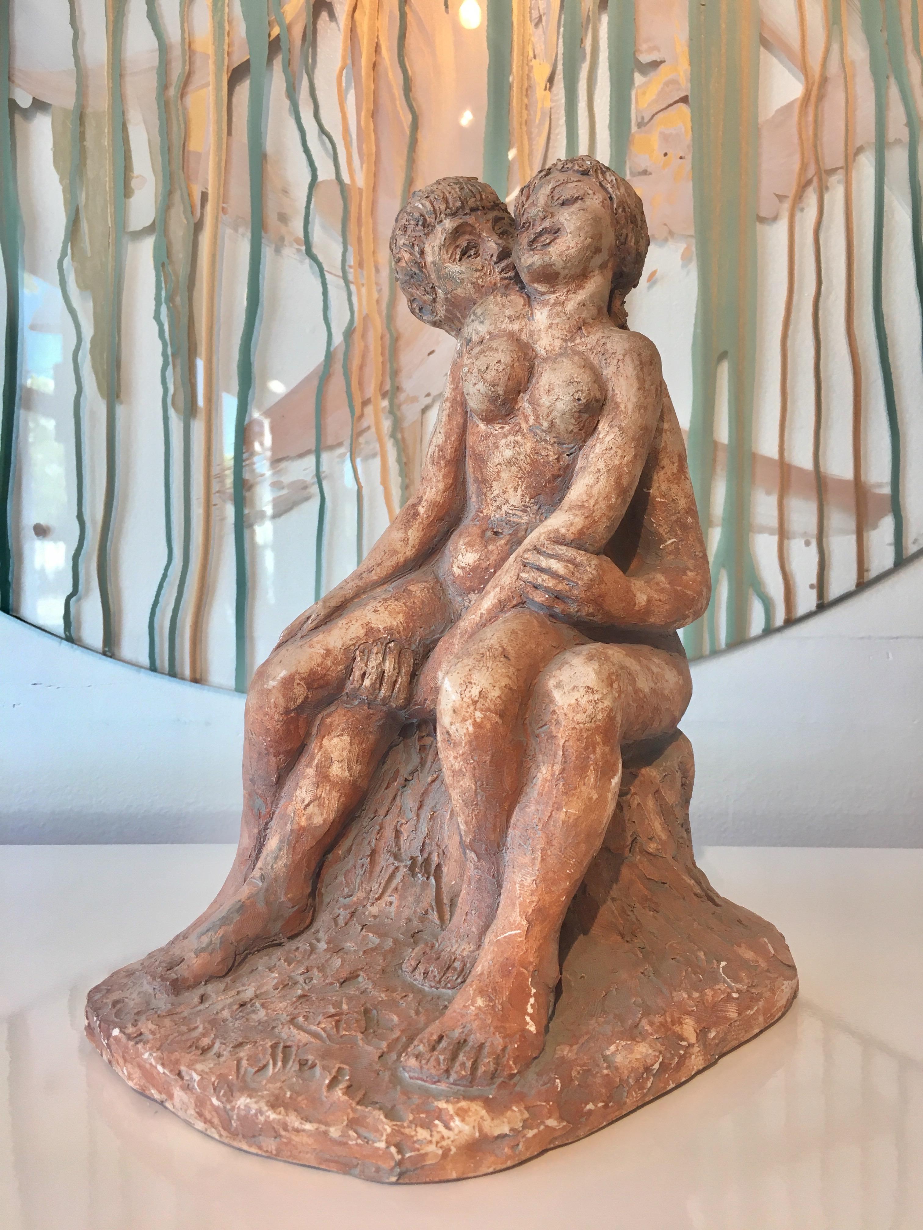 Questa scultura figurata cattura un momento di intimità poetica. L'opera presenta due amanti avvinghiati in un abbraccio senza tempo, le cui forme sono rese in argilla liscia e morbida. Le figure stesse sono delicatamente allungate, le loro forme