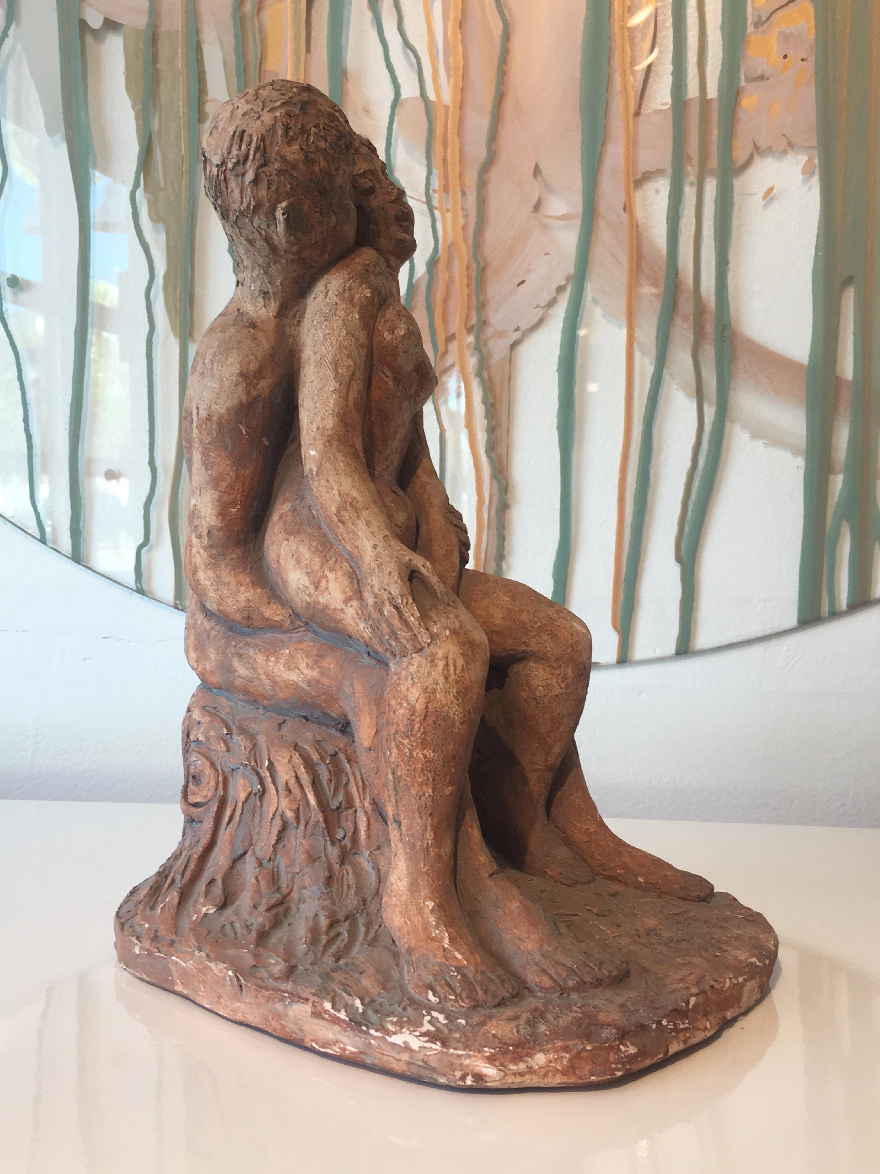 Mid-Century moderno Scultura firmata in argilla della metà del XX secolo Embracing Lovers (Abbracciati) in vendita