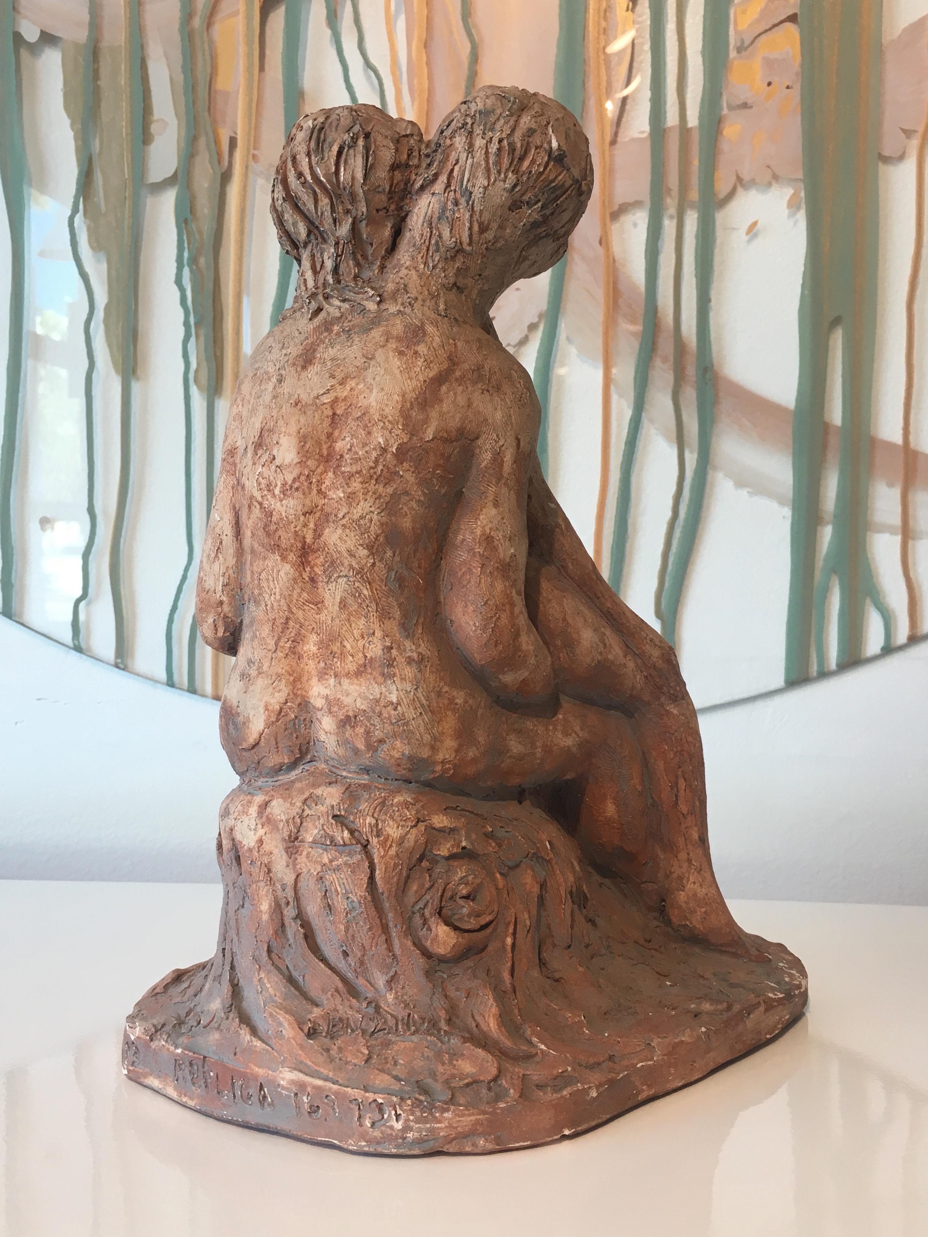 Americano Scultura firmata in argilla della metà del XX secolo Embracing Lovers (Abbracciati) in vendita