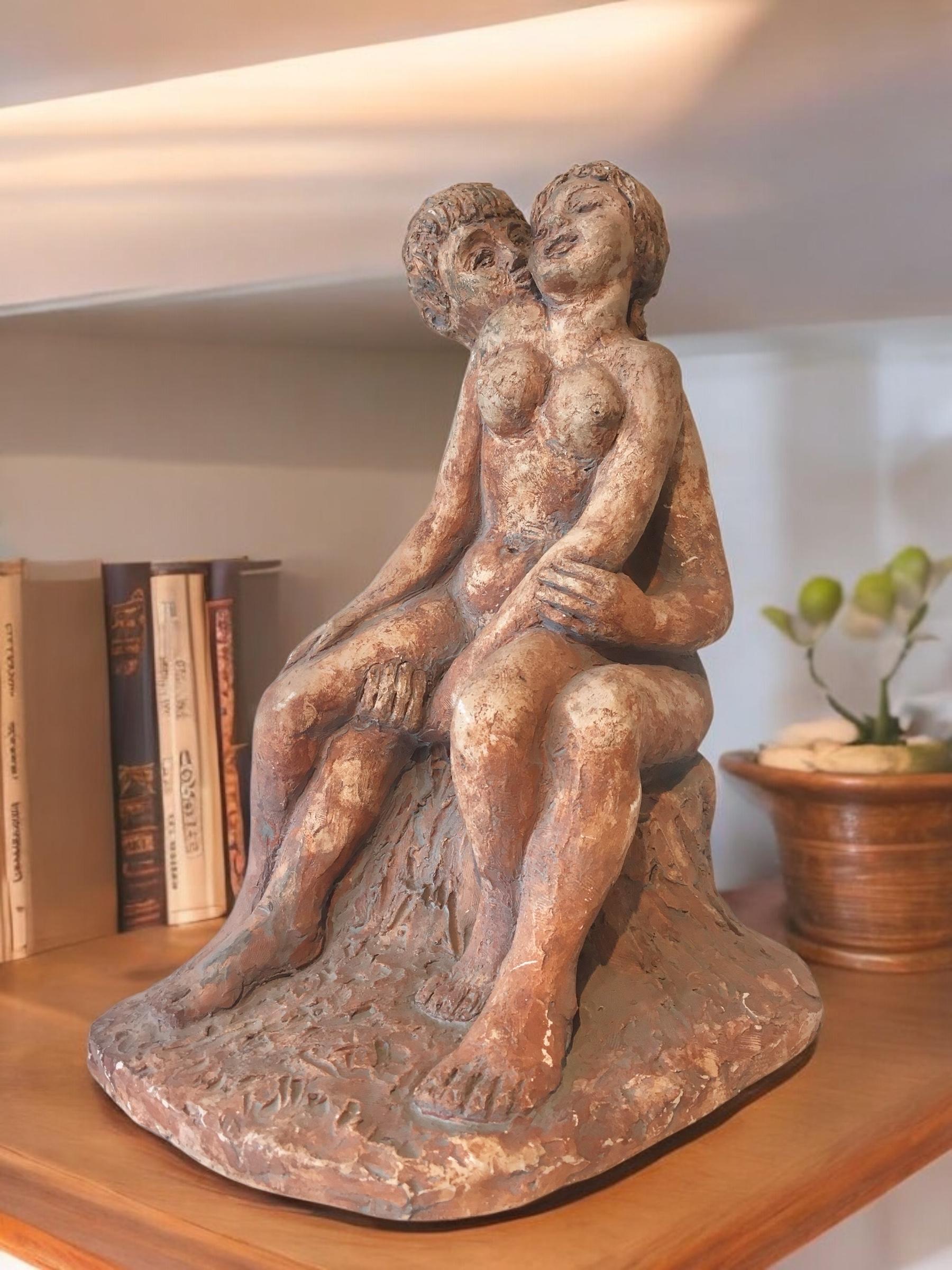 Argilla Scultura firmata in argilla della metà del XX secolo Embracing Lovers (Abbracciati) in vendita