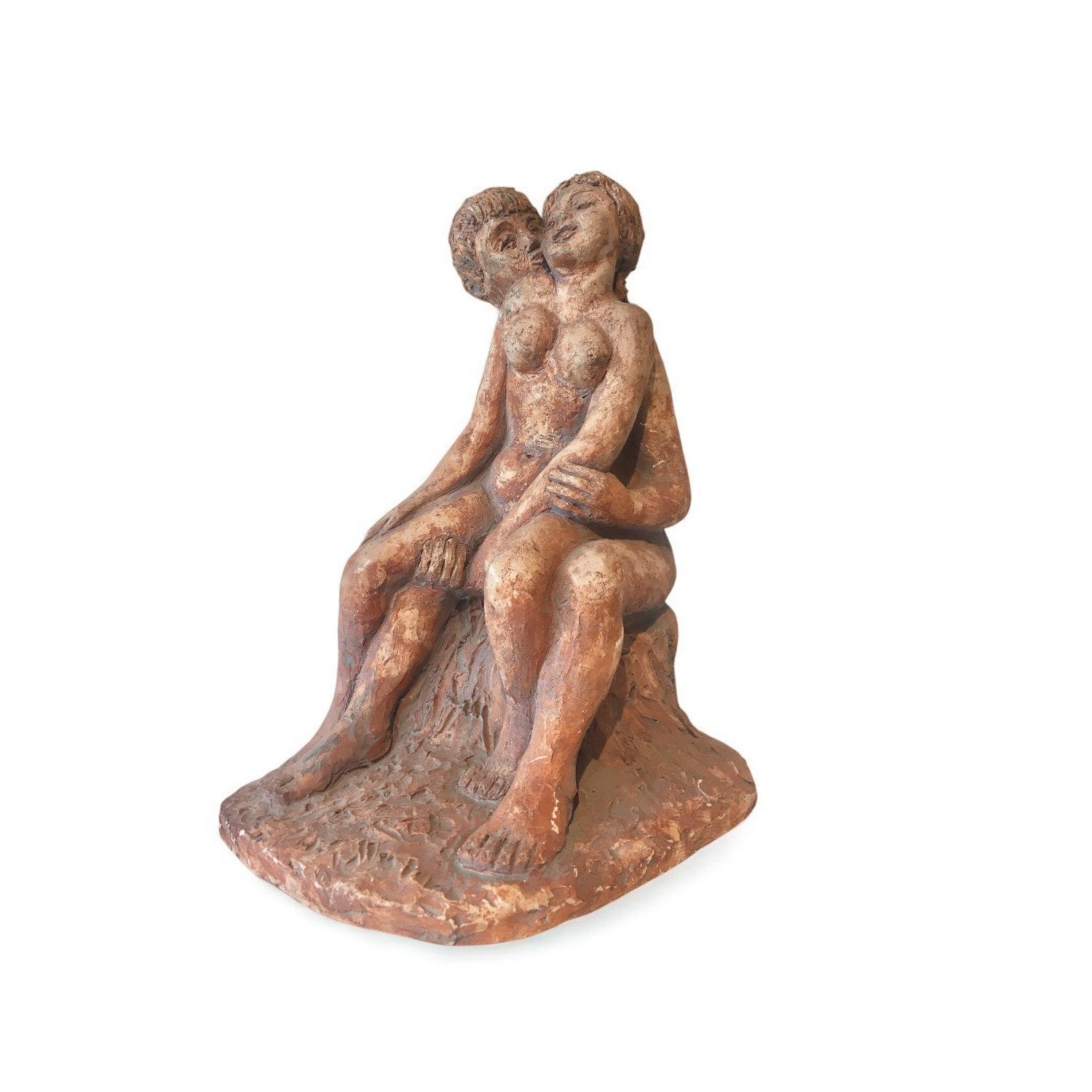 Scultura firmata in argilla della metà del XX secolo Embracing Lovers (Abbracciati) in vendita 1