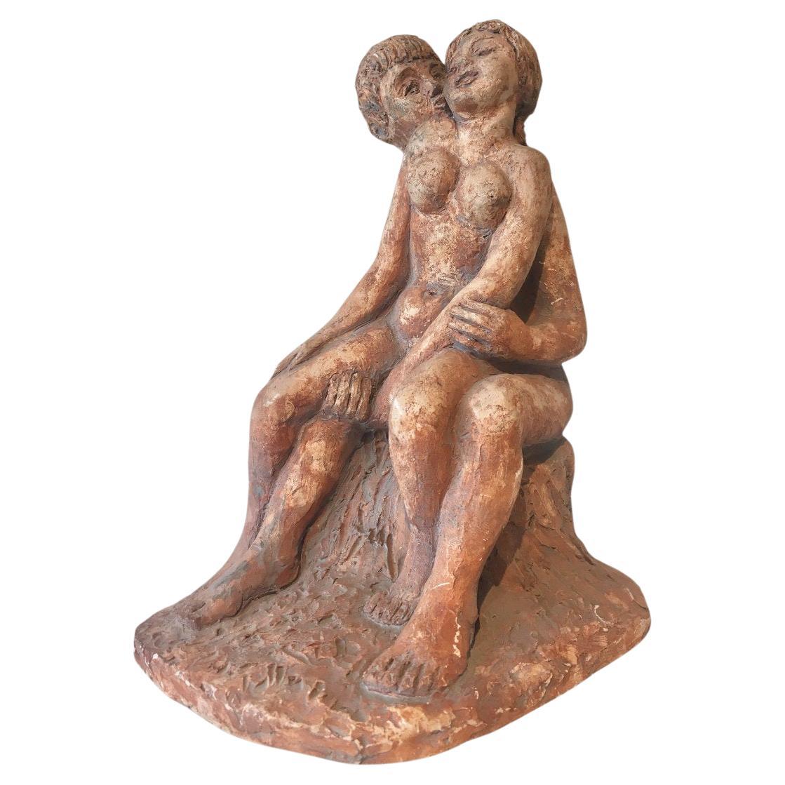 Mitte des 20. Jahrhunderts Umarmung Liebenden Ton modelliert signiert Skulptur