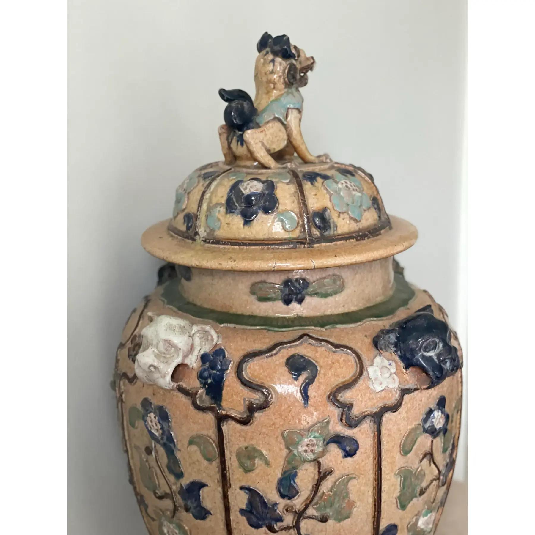 Vaso di zenzero da terra asiatico Imperatore della metà del XX secolo con cani Foo in vendita 3