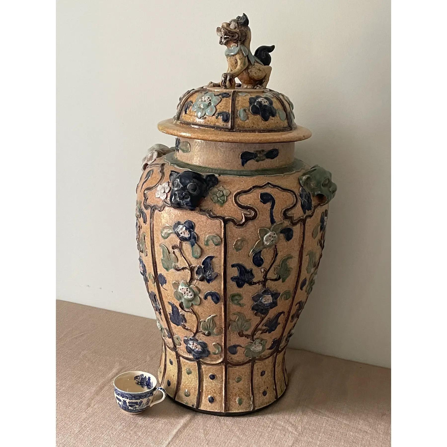 Vaso di zenzero da terra asiatico Imperatore della metà del XX secolo con cani Foo in vendita 4