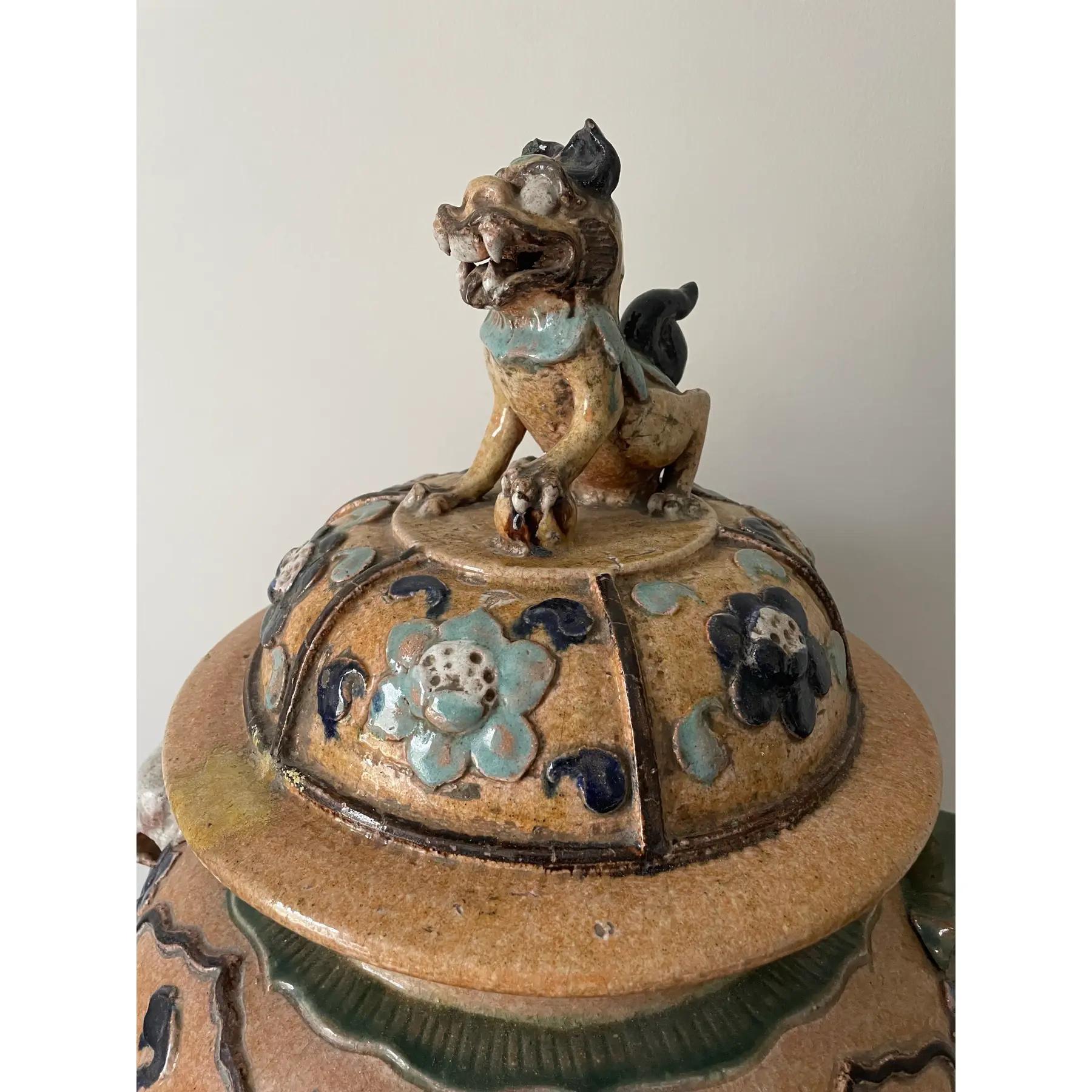 Smaltato Vaso di zenzero da terra asiatico Imperatore della metà del XX secolo con cani Foo in vendita