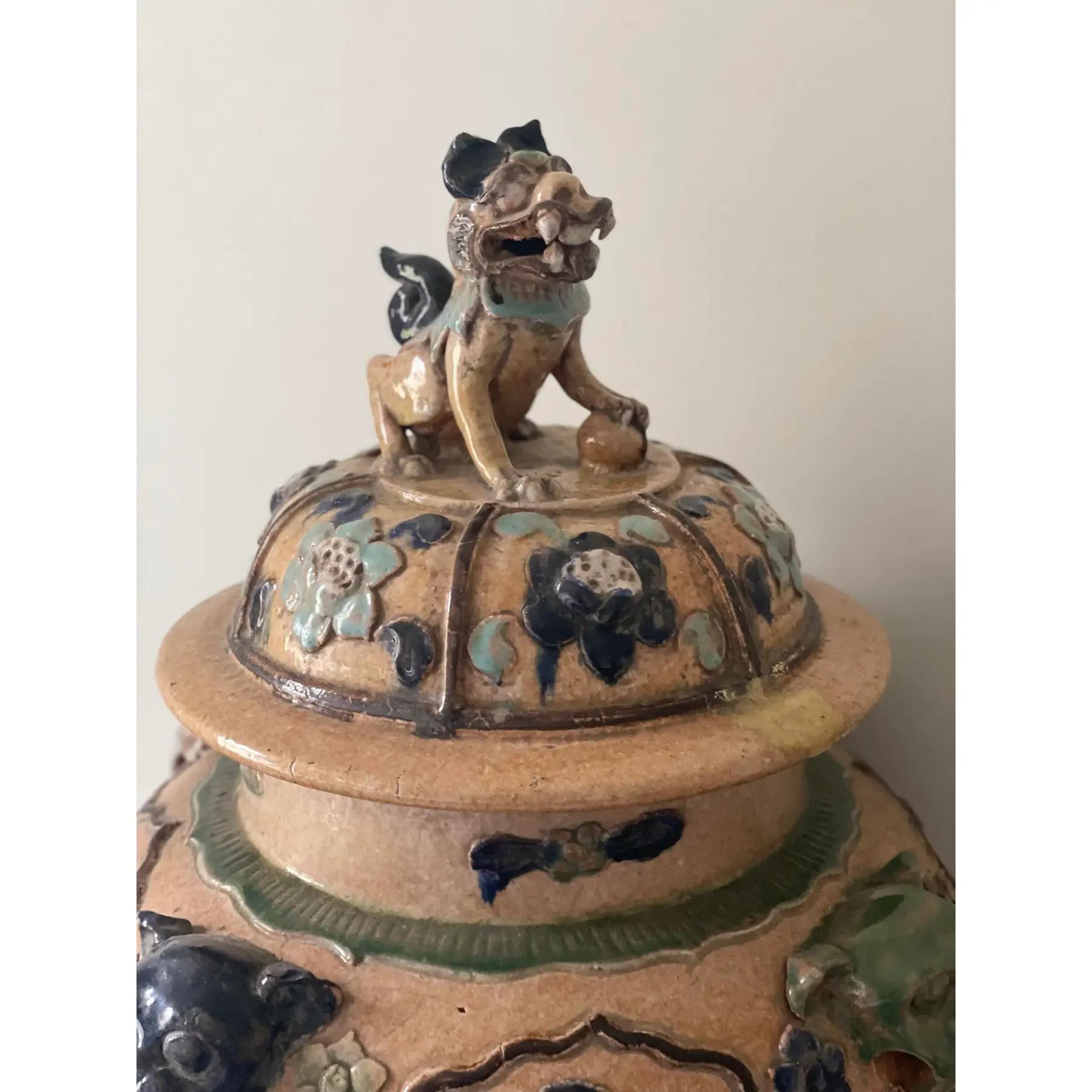Vaso di zenzero da terra asiatico Imperatore della metà del XX secolo con cani Foo In condizioni buone in vendita a Cookeville, TN