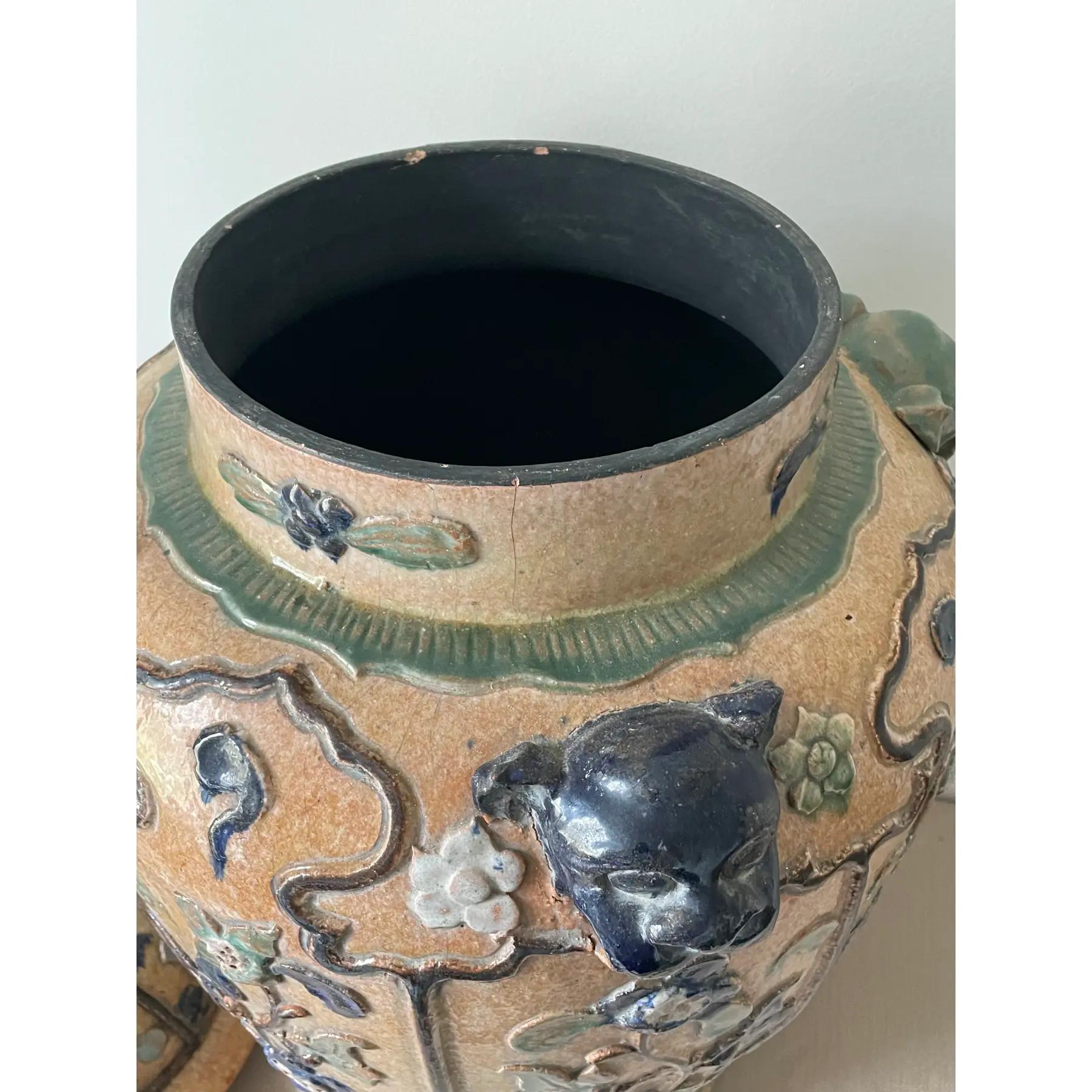 Ceramica Vaso di zenzero da terra asiatico Imperatore della metà del XX secolo con cani Foo in vendita