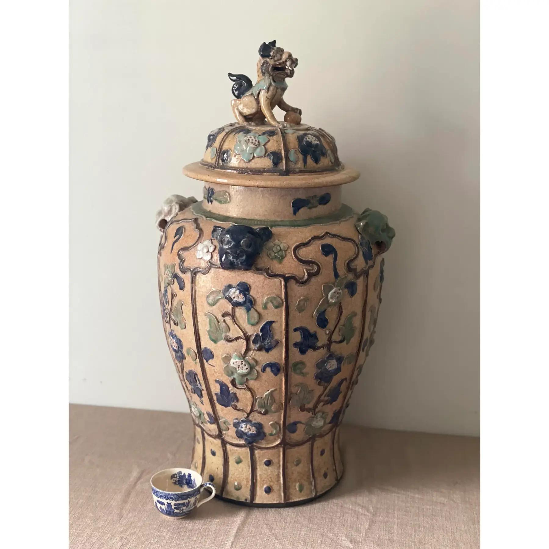 Vaso di zenzero da terra asiatico Imperatore della metà del XX secolo con cani Foo in vendita 2