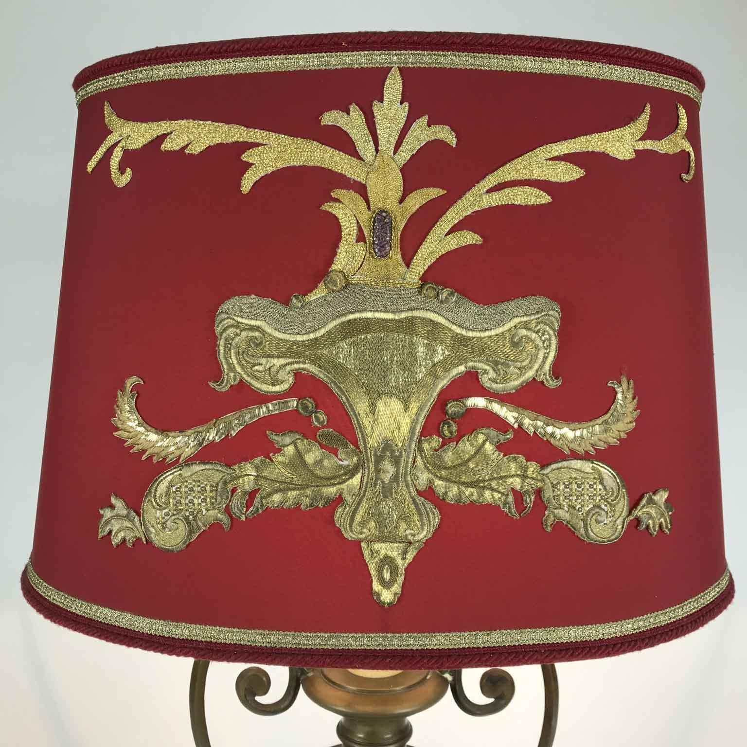 20th Century Italian Empire Bronze Table Lamp Red Lampshade Golden Embroideries In Good Condition For Sale In Milano, MI