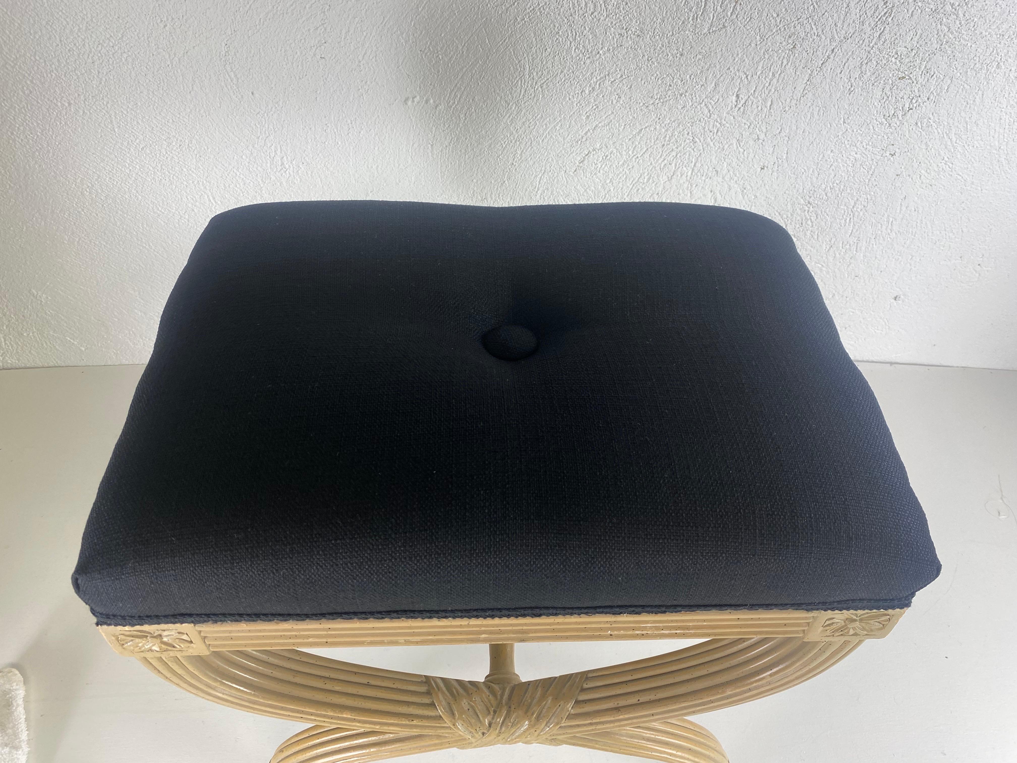 Mid 20th century Empire inspired newly upholstered bench (amerikanisch) im Angebot