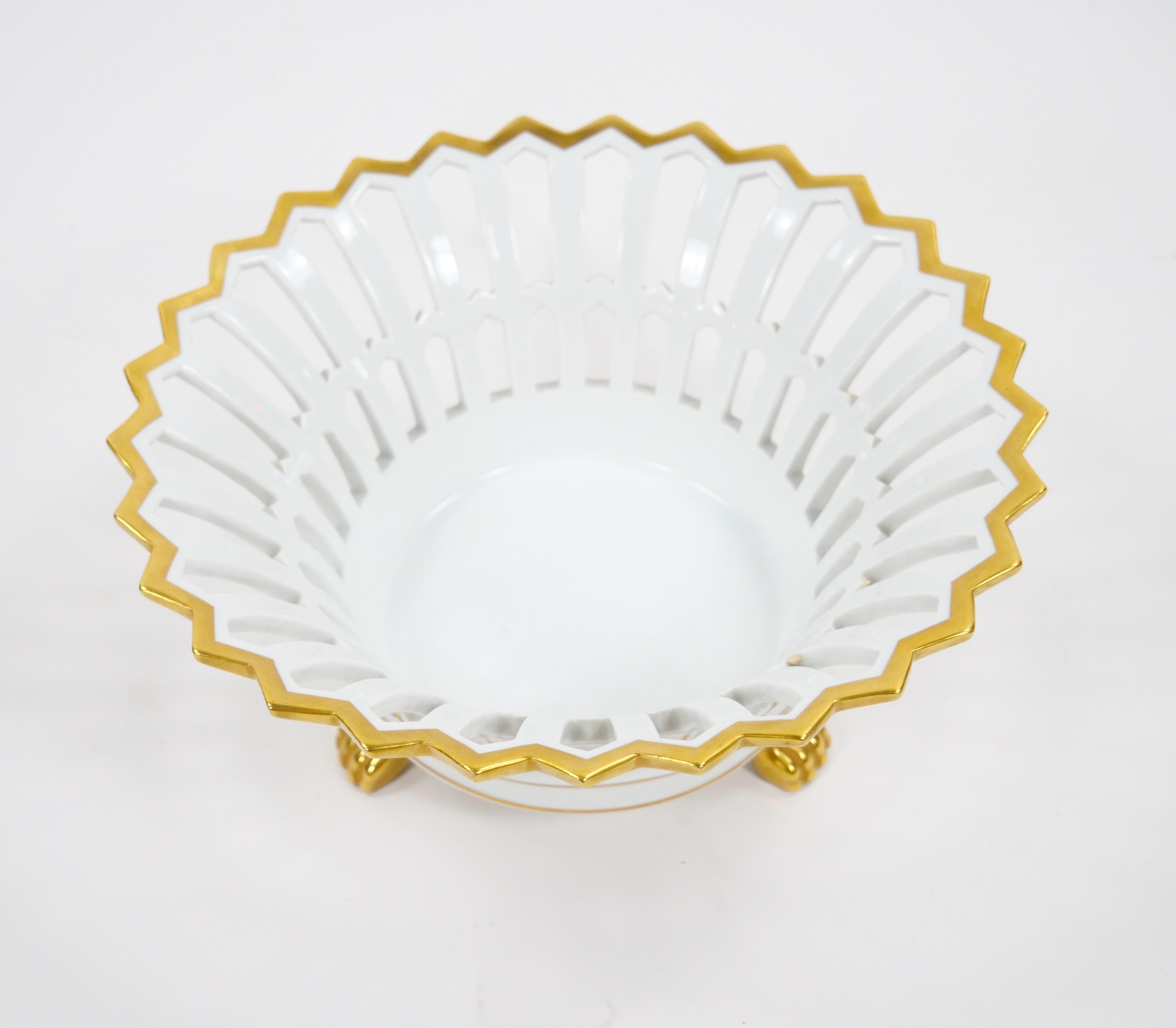 Distinguido cuenco cesto para compotas dorado y de porcelana de estilo Imperio de mediados del siglo XX, finamente elaborado en Portugal y ricamente decorado a la manera de la porcelana de París. La pieza está diseñada con una elegante forma
