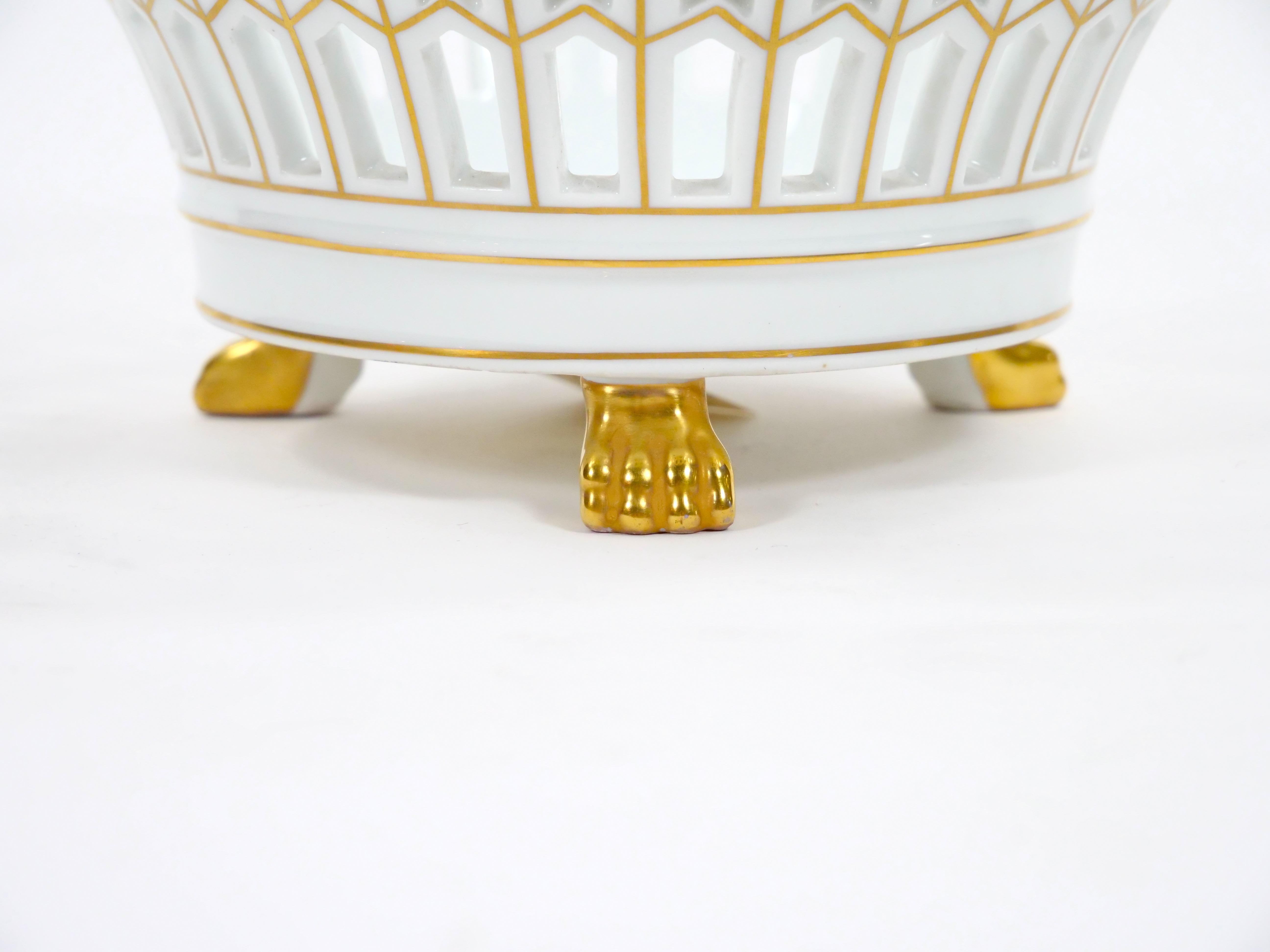 Cuenco Compota Decorativo de Porcelana / Dorado de Mediados del Siglo XX Estilo Imperio en Bueno estado para la venta en Tarry Town, NY