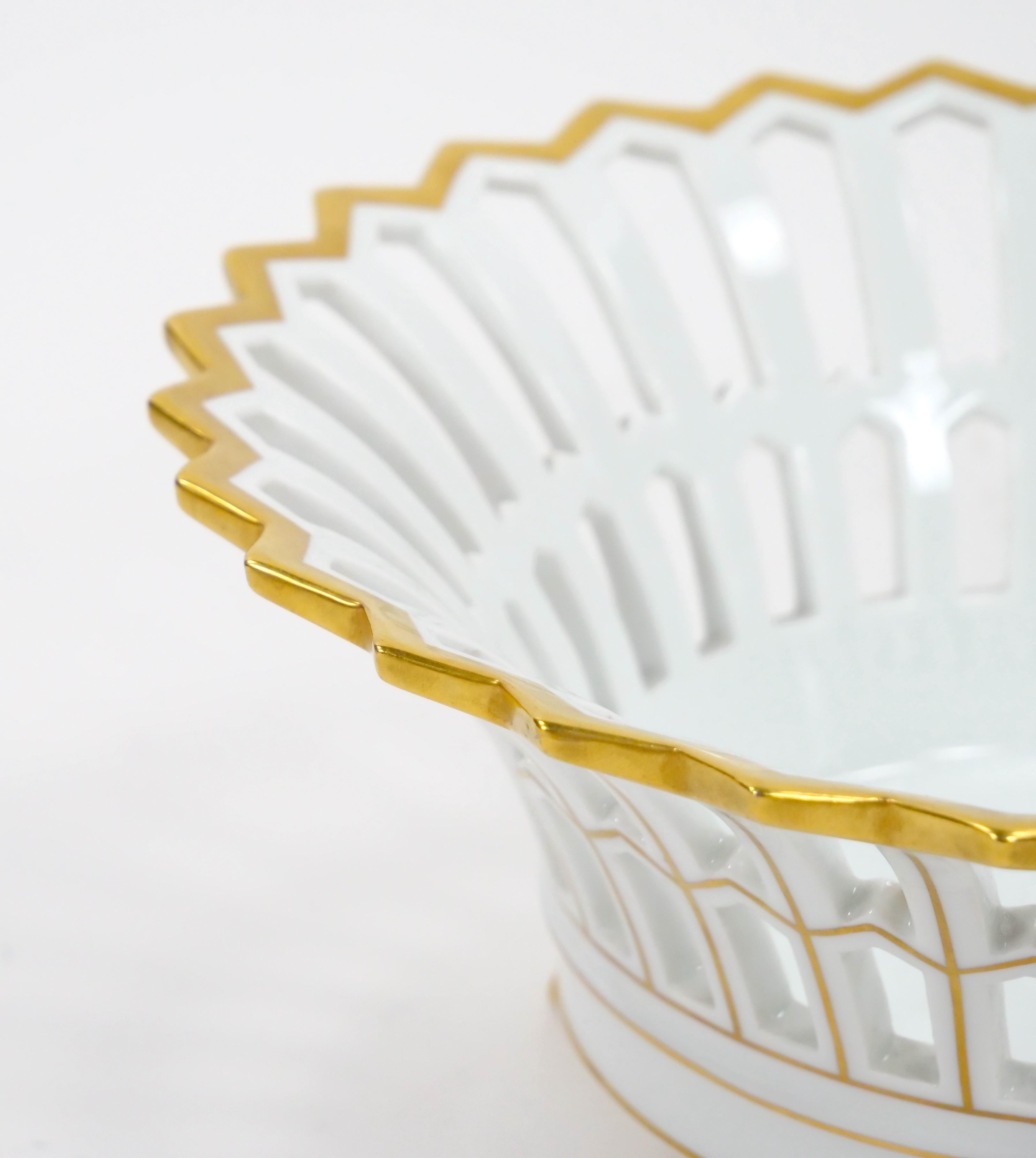 Cuenco Compota Decorativo de Porcelana / Dorado de Mediados del Siglo XX Estilo Imperio en venta 1