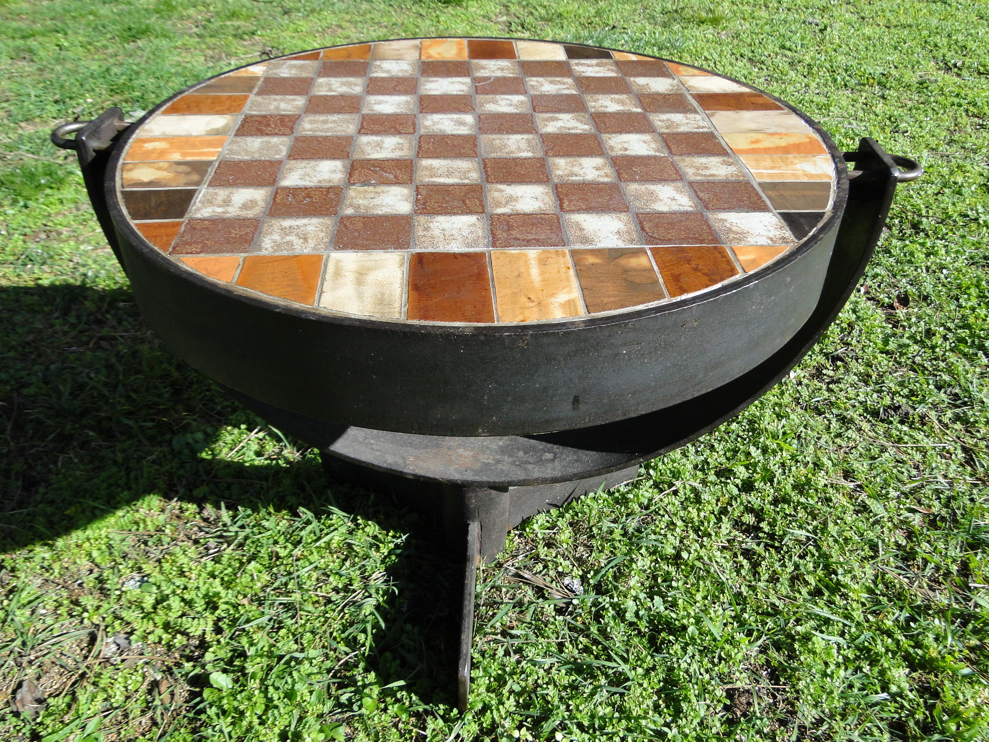 Mid-Century Modern  Table à café en céramique émaillée en pierre de lave avec plateau rabattable pour jeu d'échecs  en vente