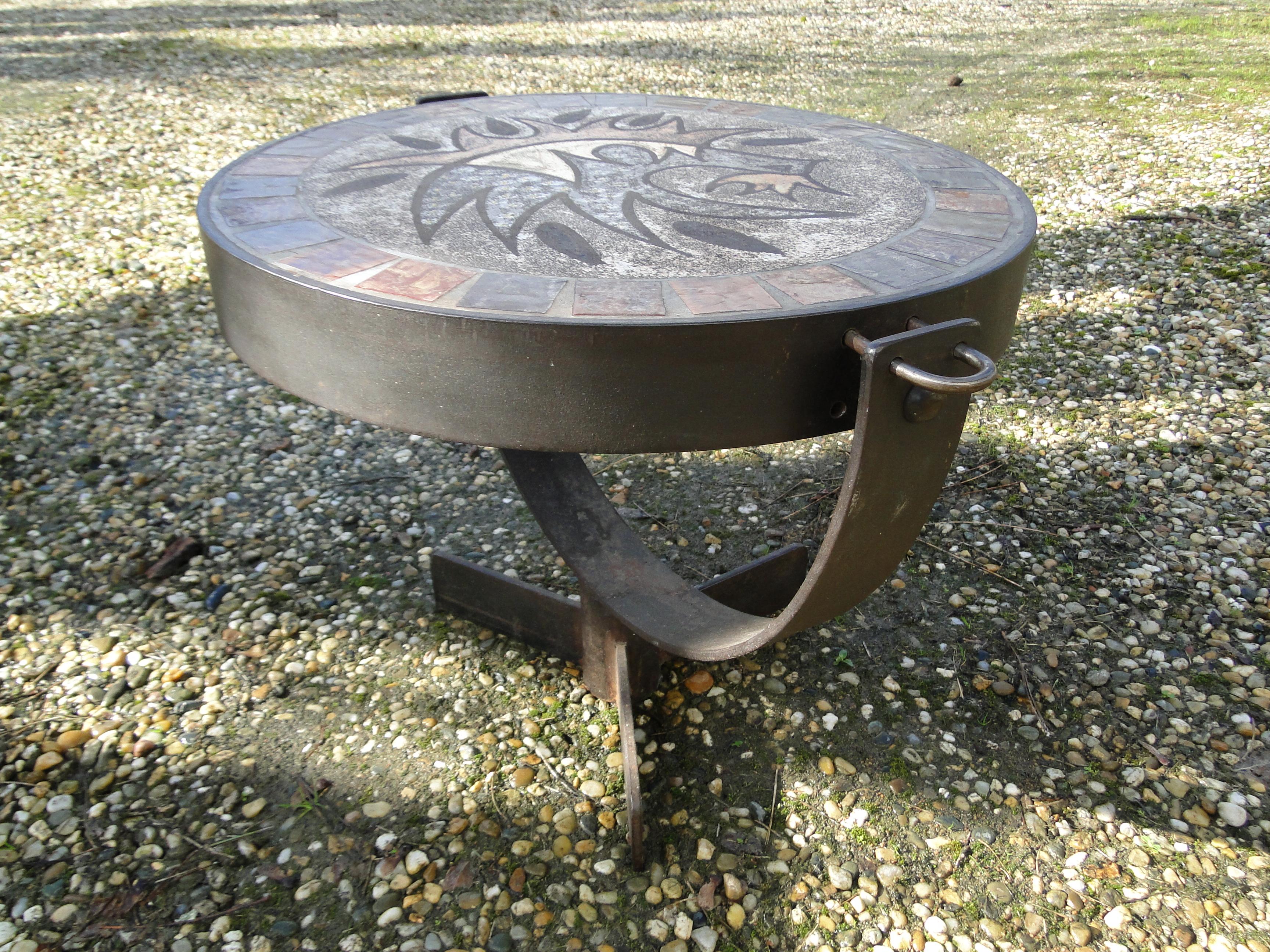 20ième siècle  Table à café en céramique émaillée en pierre de lave avec plateau rabattable pour jeu d'échecs  en vente