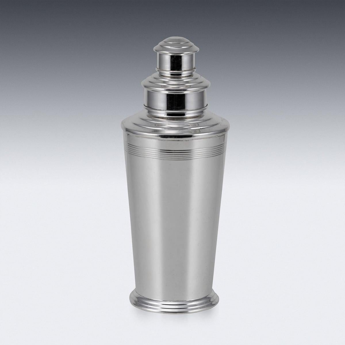 Un affascinante shaker da cocktail in argento placcato Art Déco del XX secolo. Squisito nella sua fattura, lo shaker per cocktail ha una chiara forma Art Deco, che ricorda i design distintivi che hanno caratterizzato i primi decenni del XX secolo.