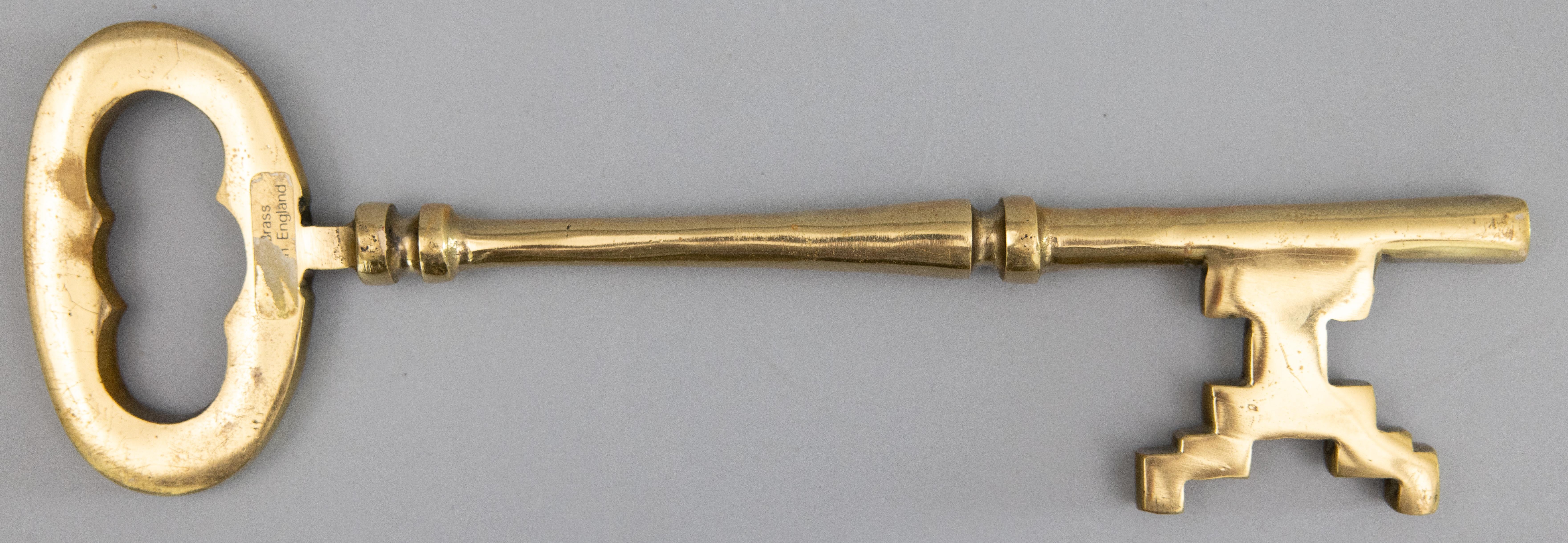 Mid-20th Century English Brass Oversized Key Objet d'Art For Sale 1