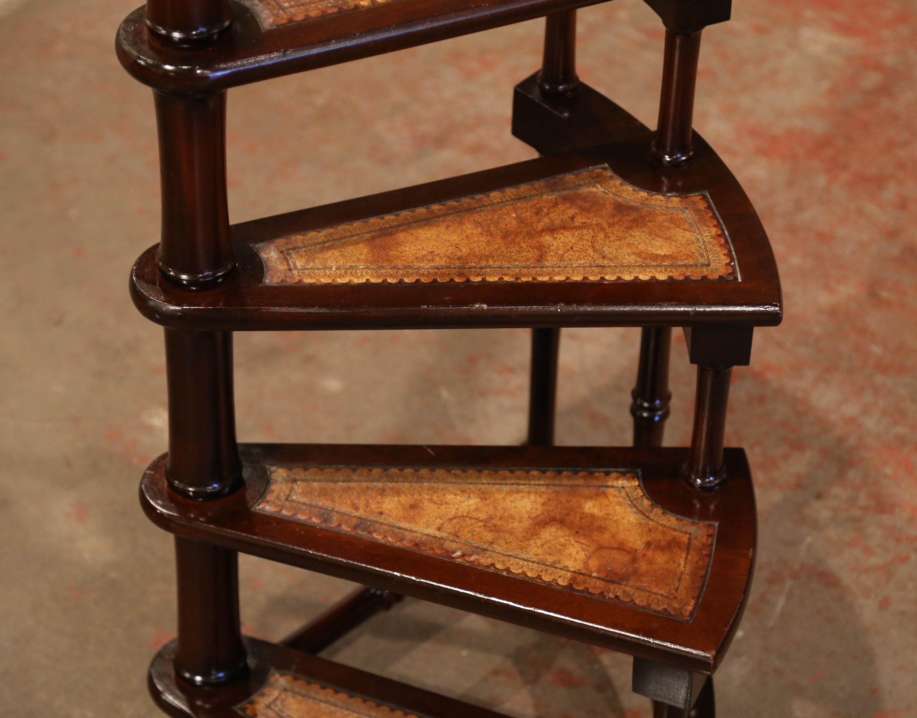 Mid-20th Century English Carved Mahogany and Leather Spiral Step Library Ladder In Excellent Condition In Dallas, TX