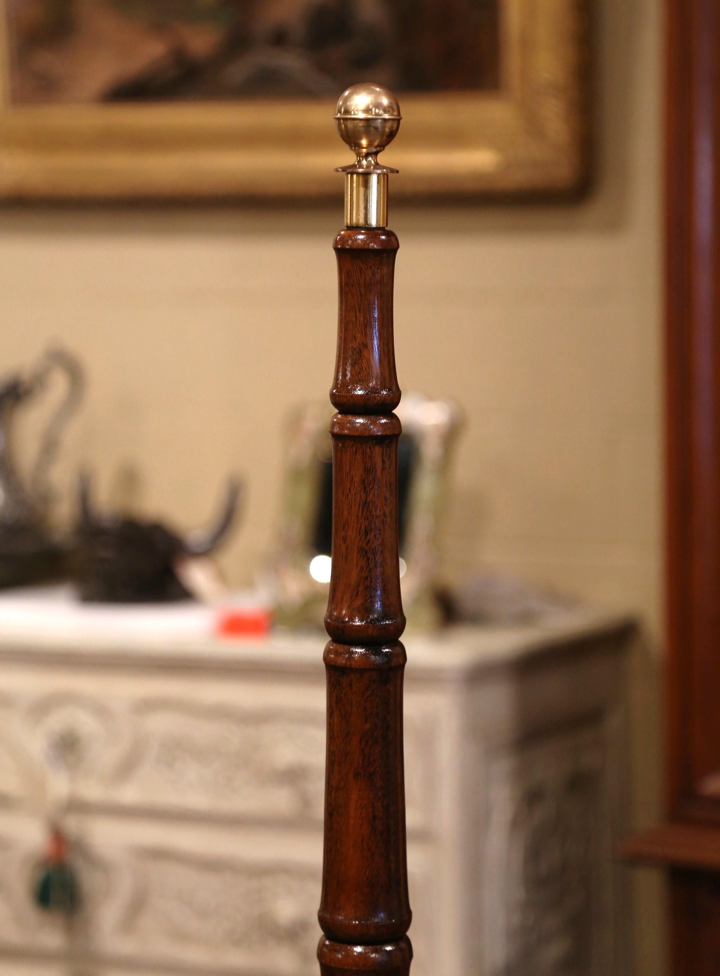 Mid-20th Century English Carved Walnut and Leather Spiral Step Library Ladder In Excellent Condition In Dallas, TX