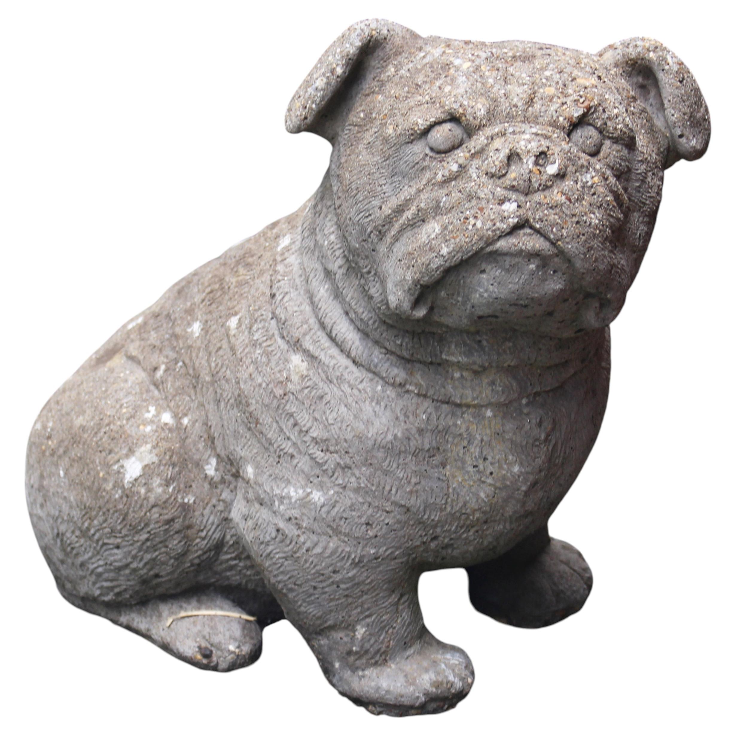 Figura de jardín de perro toro de piedra fundida inglesa de mediados del siglo XX
