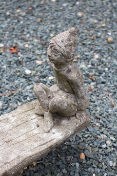 Mitte des 20. Jahrhunderts Englische Elfen aus Steinguss Teeter-Totter Gartenfigur