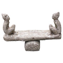 Mitte des 20. Jahrhunderts Englische Elfen aus Steinguss Teeter-Totter Gartenfigur