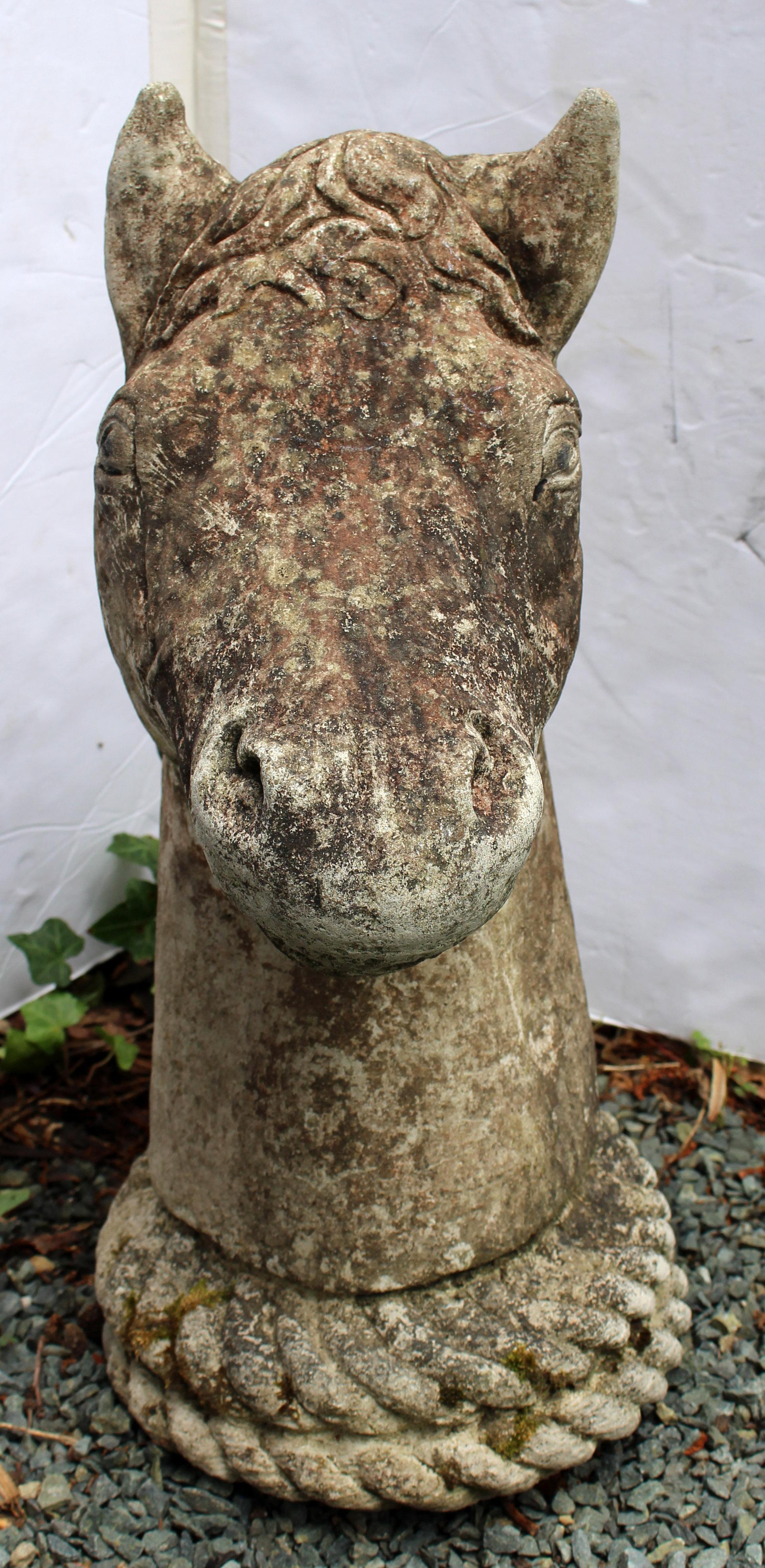 Cabeza de caballo grande de piedra de fundición de mediados del siglo XX, inglesa. Probablemente estuvo montado en el poste de una puerta. Creado en estilo armorial con base de doble cuerda; preciosa melena.
14