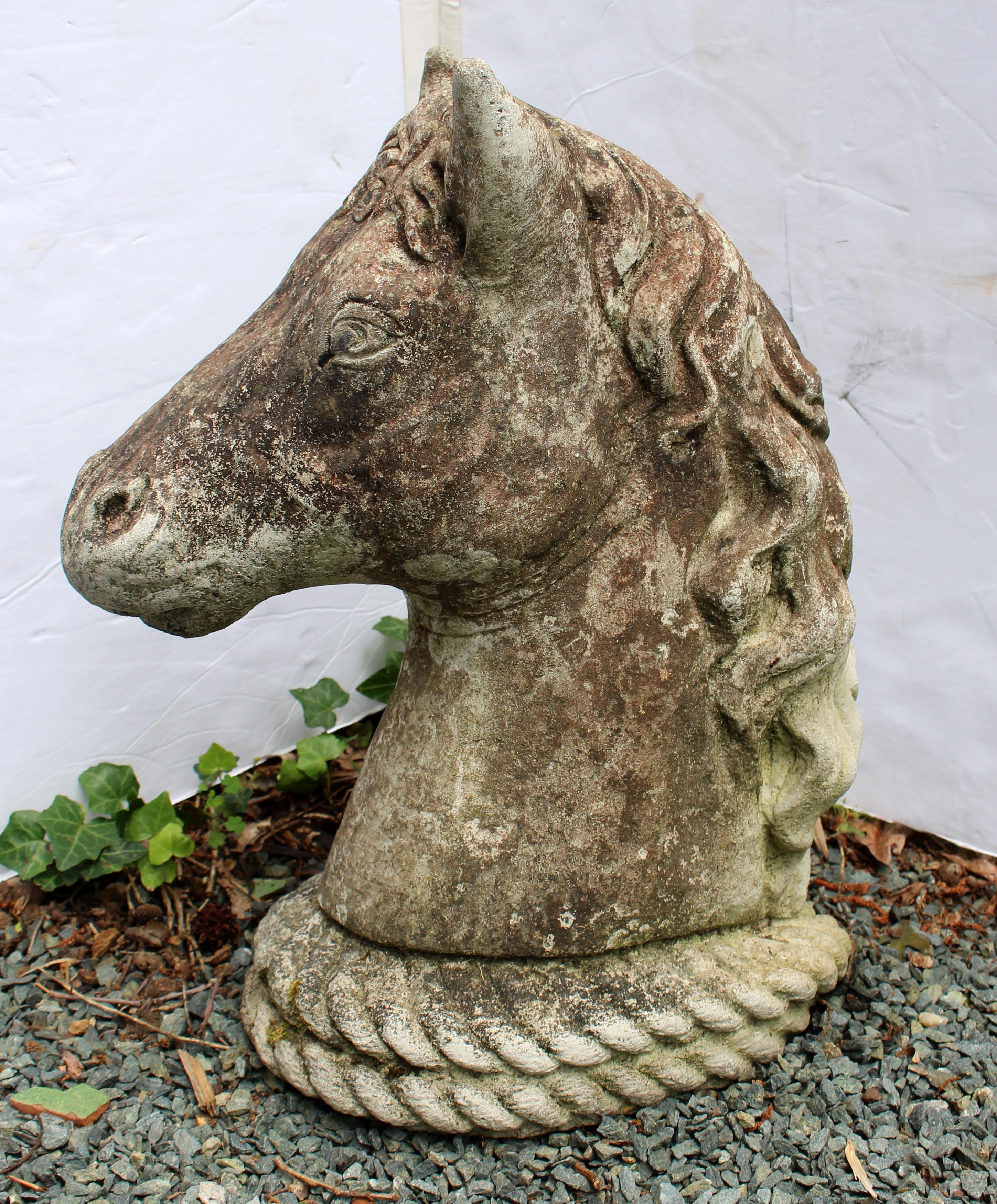 Cabeza de caballo de piedra fundida inglesa de mediados del siglo XX Movimiento estético en venta