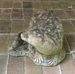 Statua da giardino di lontra in pietra fusa della metà del XX secolo