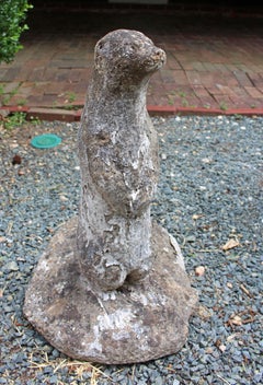 Adorno de jardín de nutria de pie de piedra fundida inglesa de mediados del siglo XX
