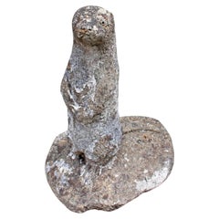 Adorno de jardín de nutria de pie de piedra fundida inglesa de mediados del siglo XX