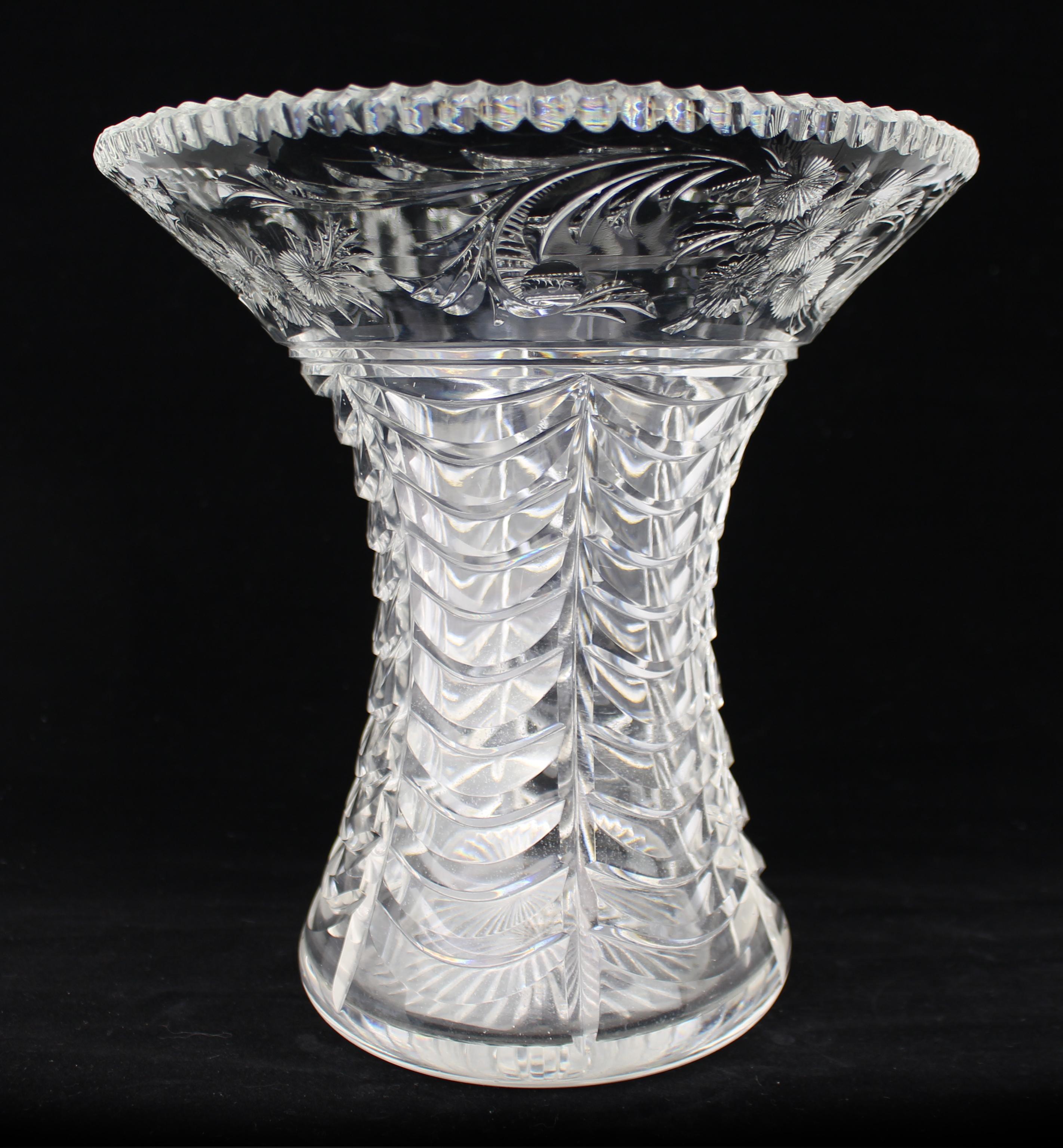 Vase évasé en cristal taillé anglais du milieu du 20e siècle - Attribué à Stourbridge
Un vase en cristal taillé de belle qualité, attribué à la tradition verrière de Stourbridge, Angleterre, vers les années 1950-1960.

Elegamment évasé avec un large