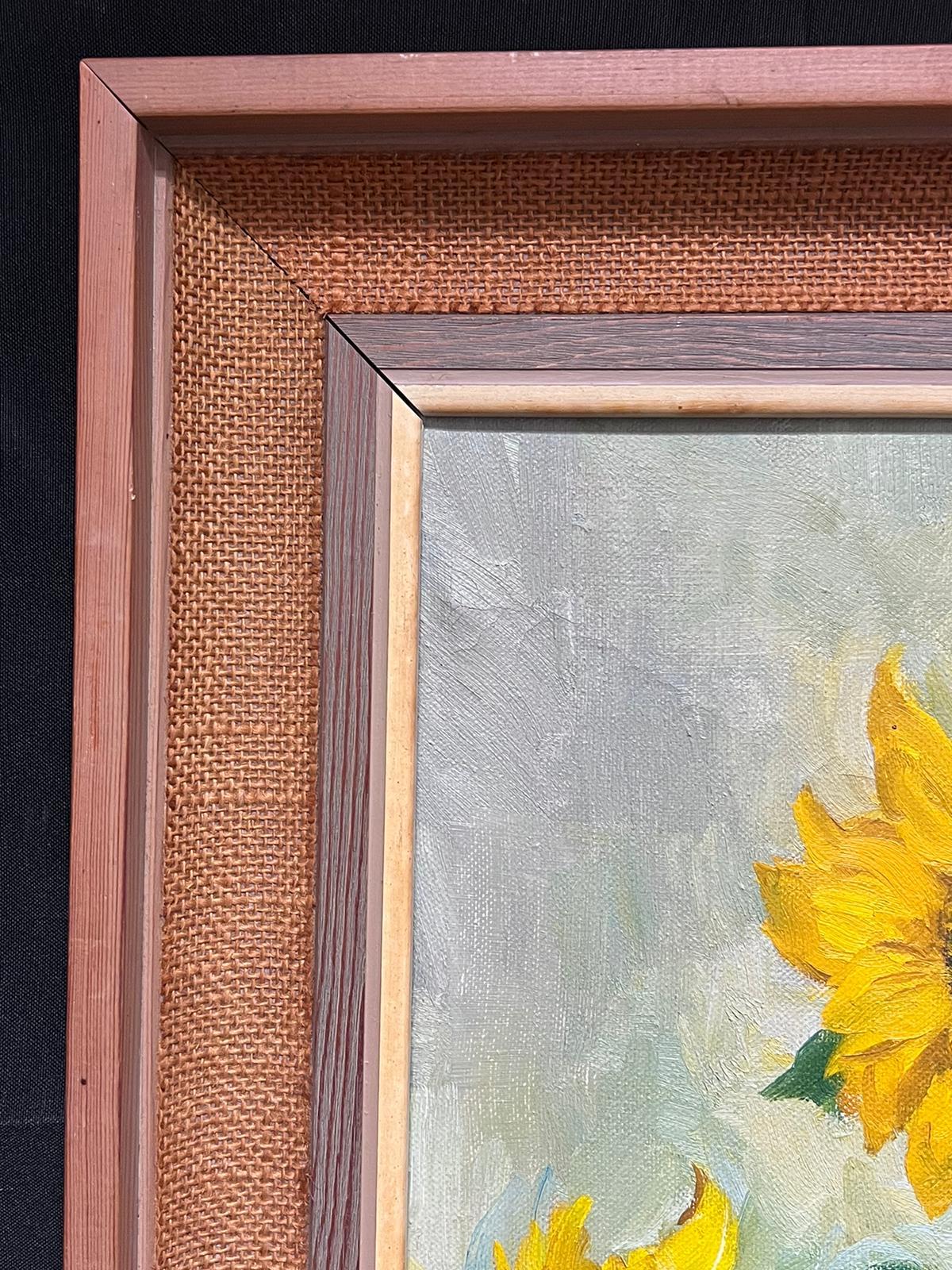 Girasoles en jarrón Años 50 English Impressionist Pintura al óleo sobre lienzo firmada - Still-Life Painting Marrón de Mid 20th Century English Impressionist