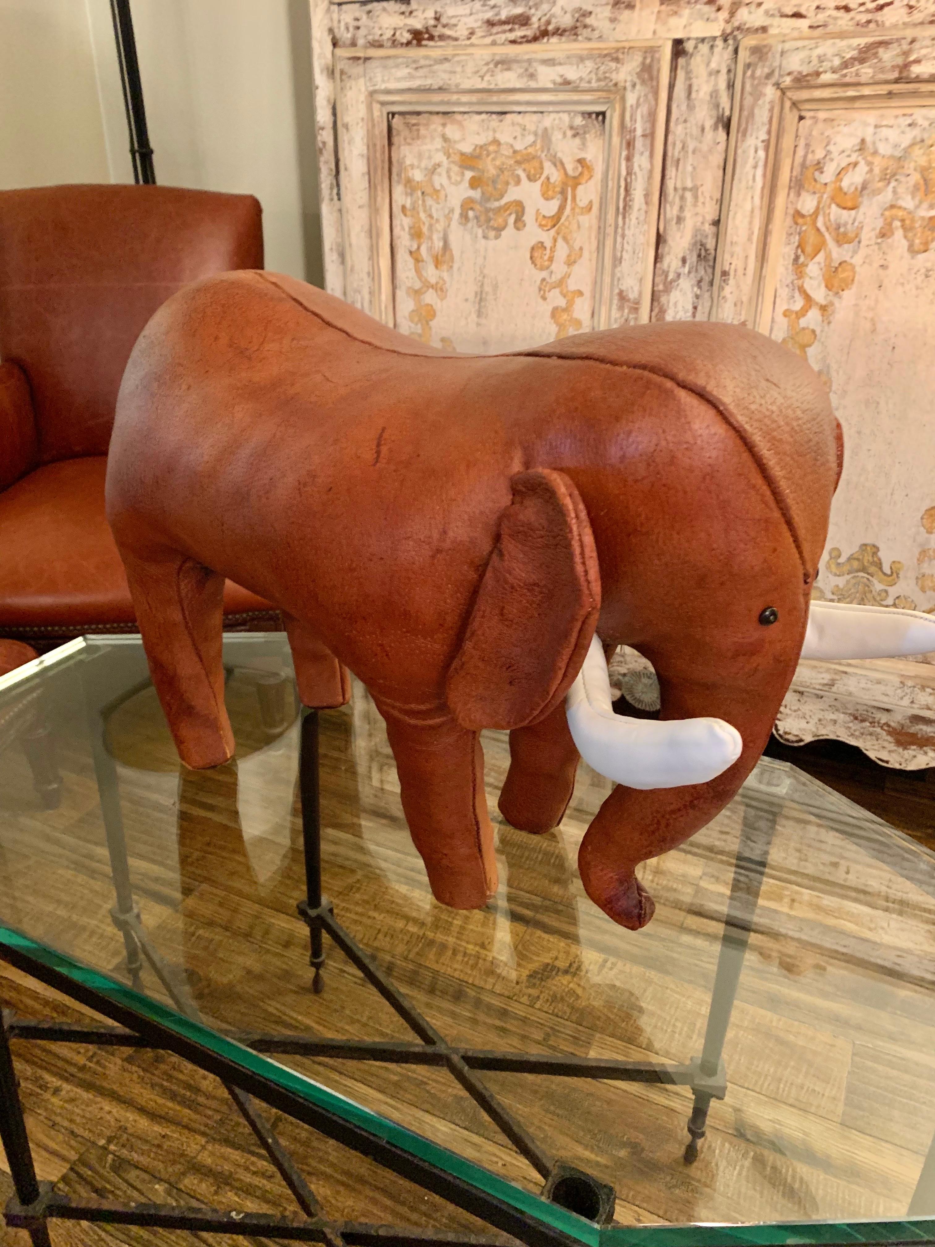 Reposapiés de elefante Dimitri Omersa de cuero inglés de mediados del siglo XX en venta 5