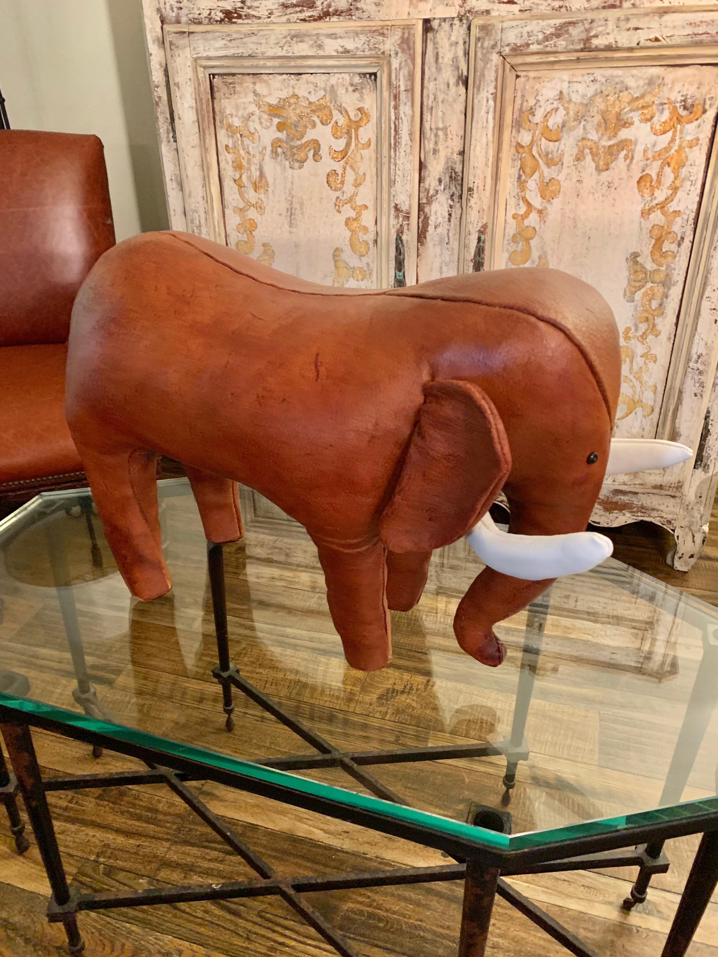 Reposapiés de elefante Dimitri Omersa de cuero inglés de mediados del siglo XX en venta 6