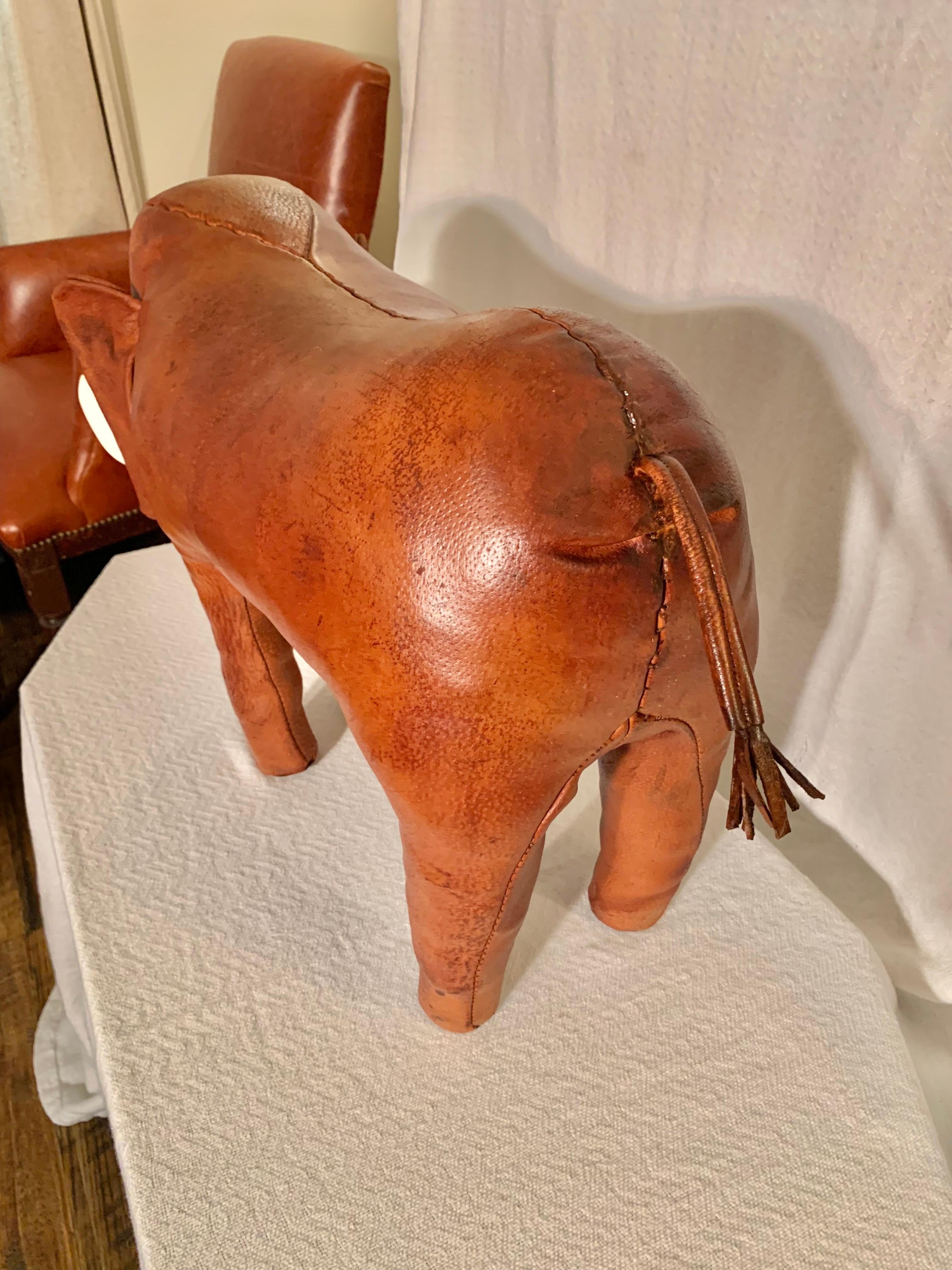 Reposapiés de elefante Dimitri Omersa de cuero inglés de mediados del siglo XX en venta 7