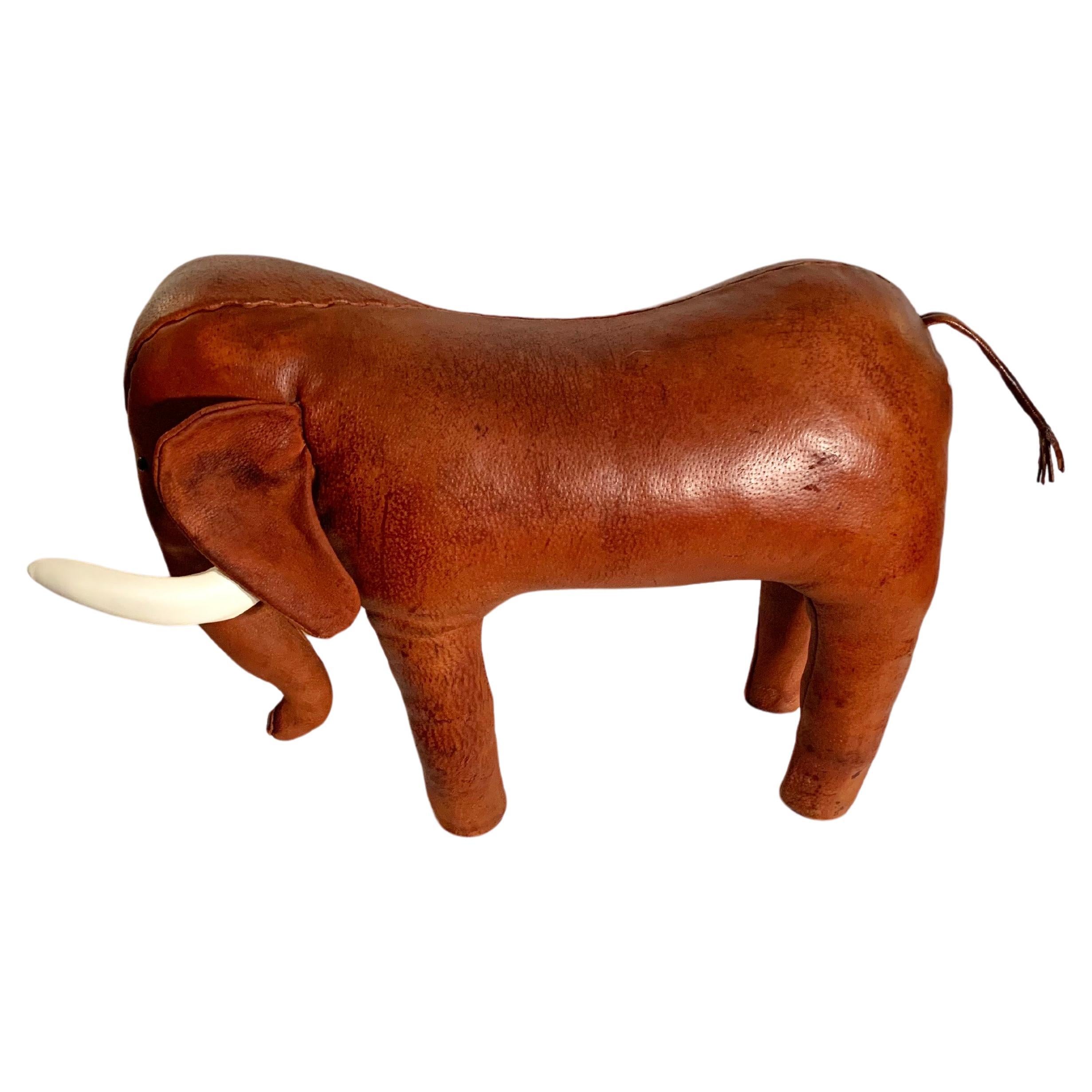 Este reposapiés de elefante de cuero inglés de mediados del siglo XX fue diseñado por Dimitri Omersa para Abercrombie & Fitch a mediados de la década de 1900. La pieza está hecha a mano con cuero de alta calidad que muestra una hermosa pátina en