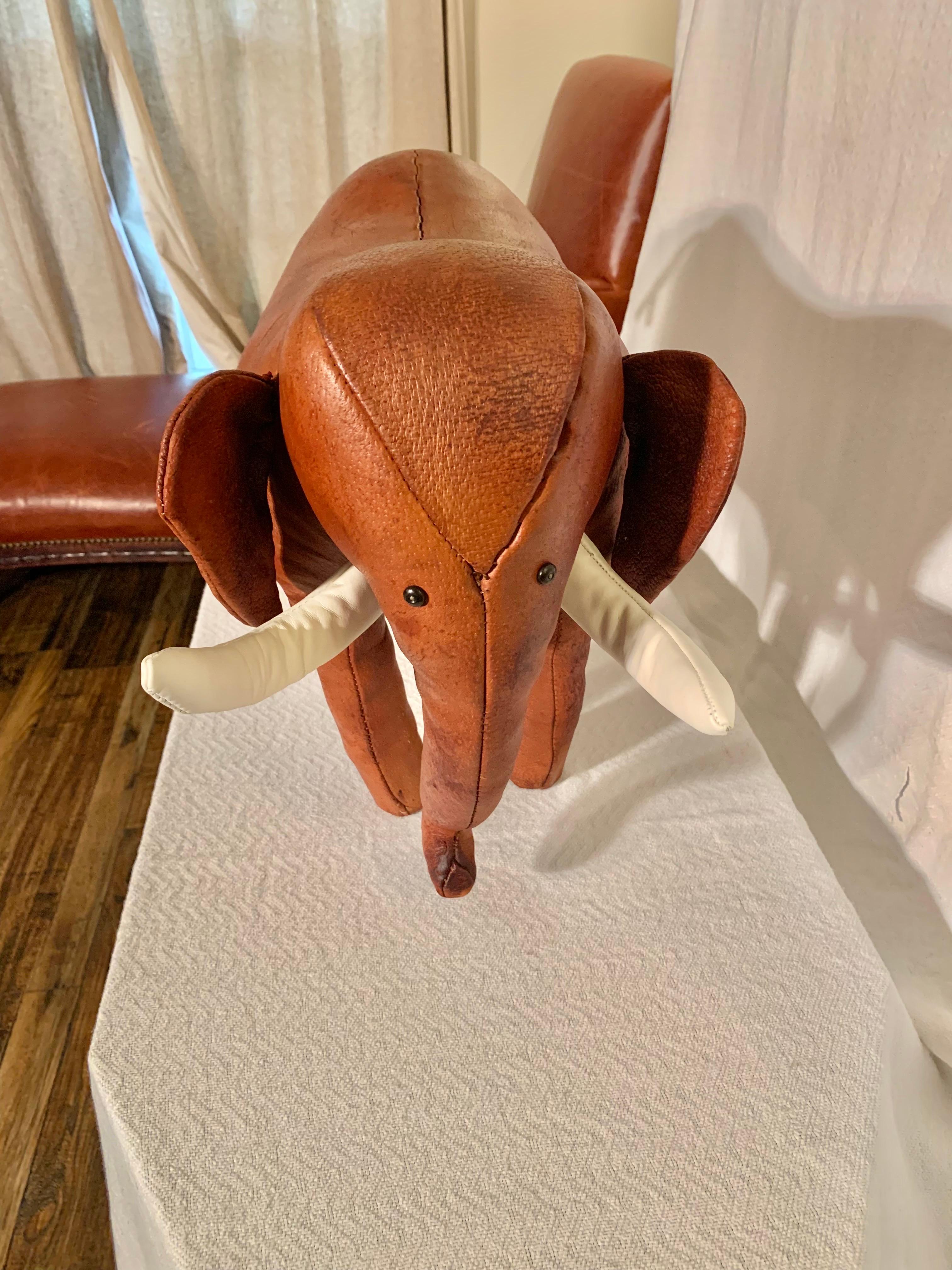 Reposapiés de elefante Dimitri Omersa de cuero inglés de mediados del siglo XX en Bueno estado para la venta en Burton, TX